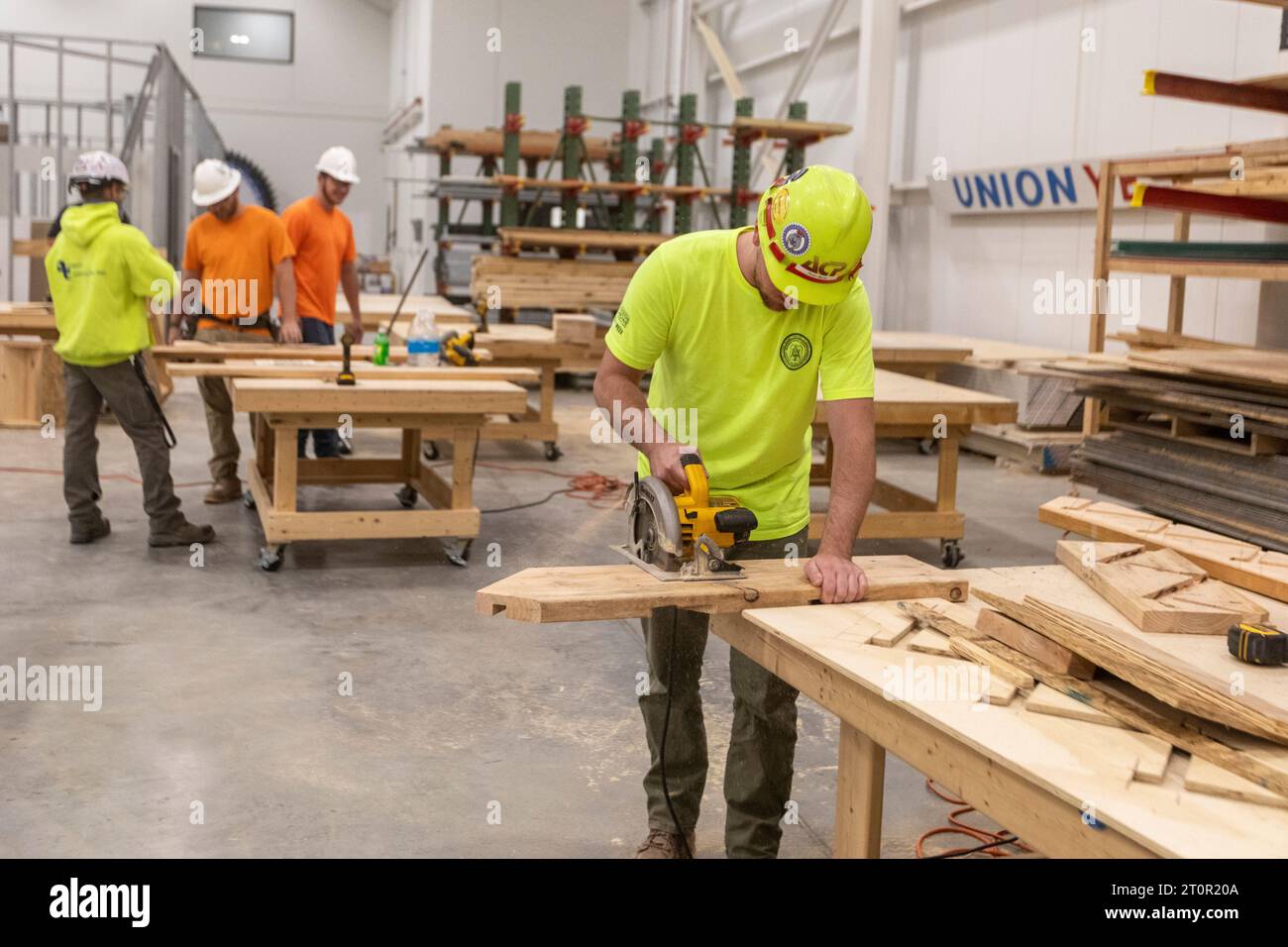 Detroit, Michigan – Auszubildende Schreiner und Mühlenbauer lernen ihre beruflichen Fähigkeiten beim Michigan Regional Council of Carpenters and Millwrights Training cen Stockfoto