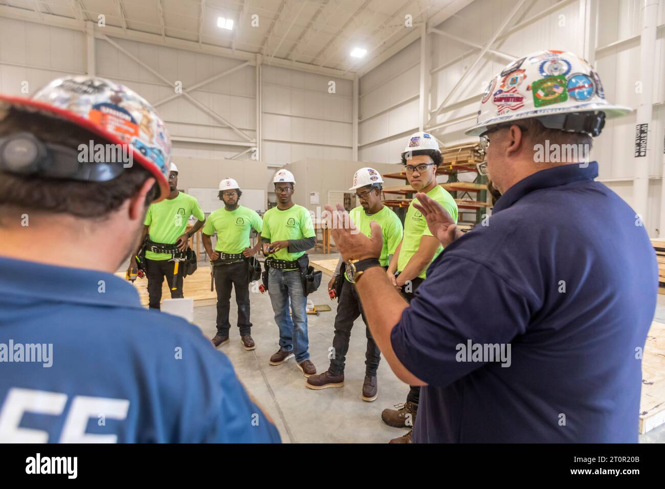 Detroit, Michigan - Junge Erwachsene, die grüne Hemden tragen, nehmen am Erwachsenenreifeprogramm des Michigan Regional Council of Carpenters und Teil Stockfoto