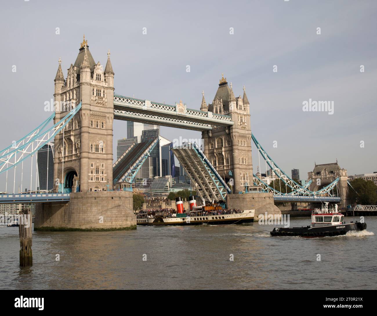 Tower Bridge Für Vintage Raddampfer Waverley Stockfoto