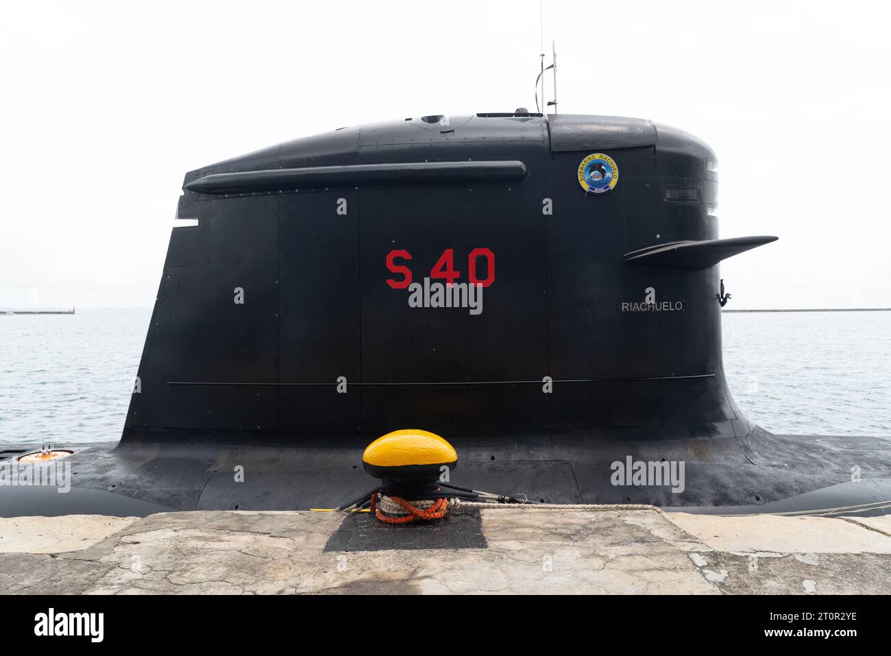 Salvador, Bahia, Brasilien - 08. Oktober 2023: Seitenansicht eines Teils des U-Bootes Riachuelo S40 von der brasilianischen Marine, hielt im Seehafen der Stockfoto