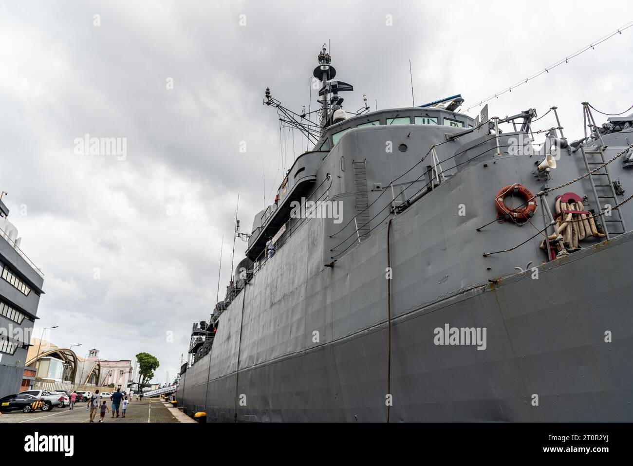 Salvador, Bahia, Brasilien - 08. Oktober 2023: Seitenansicht des brasilianischen Marineschiffs Fragata Constituicao F42, angedockt für Besuche im Seehafen der Stockfoto