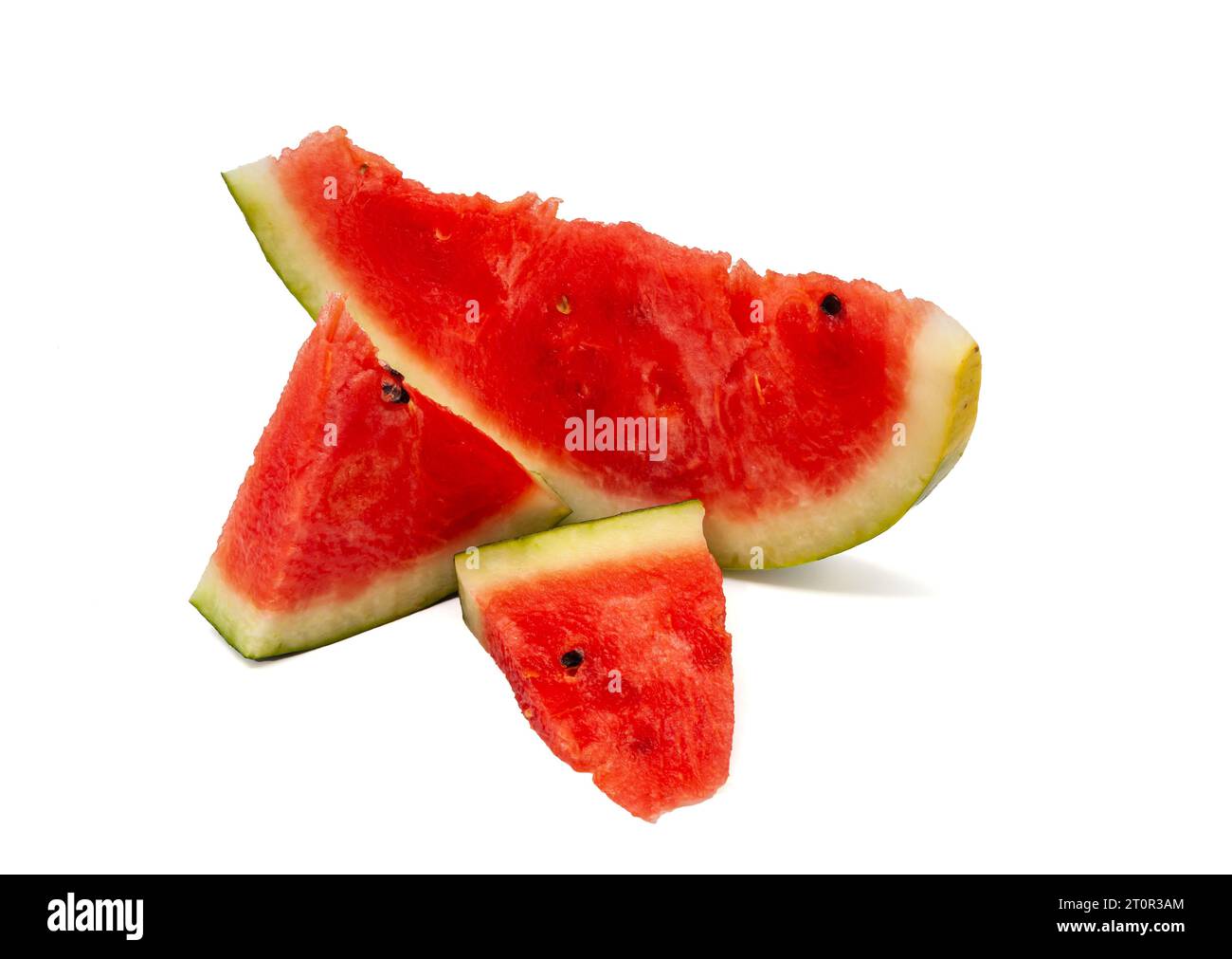 Drei Scheiben rote reife und süße Wassermelone in verschiedenen Größen mit schwarzen Samen und Schale auf weißem Hintergrund. Stockfoto