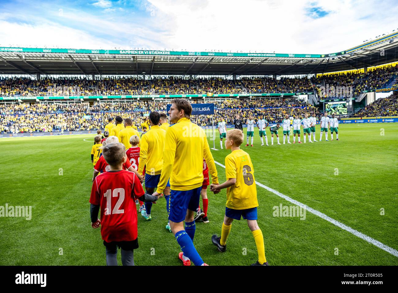 Broendby, Dänemark. Oktober 2023. Die Spieler von Broendby IF treten im Broendby Stadion in Broendby in Broendby in das Spiel der 3F Superliga zwischen Broendby IF und Viborg FF ein. (Foto: Gonzales Photo/Alamy Live News Stockfoto