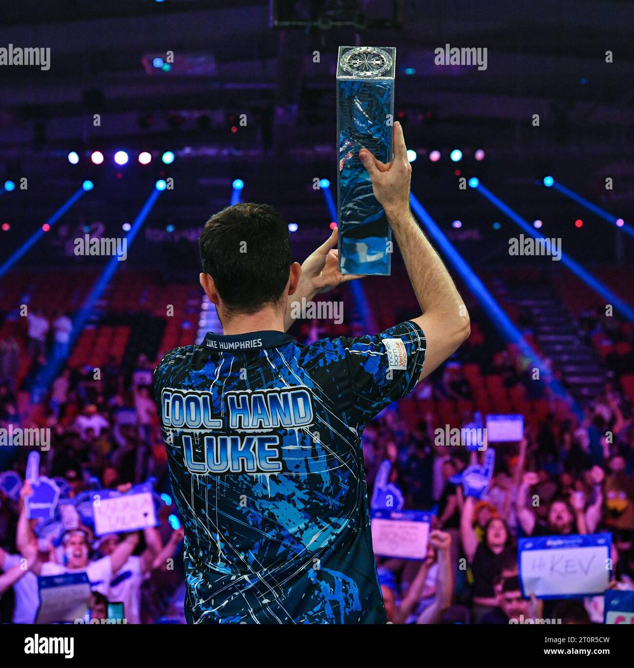 Morningside Arena, Leicester, Großbritannien. Oktober 2023. 2023 PDC BoyleSports World Grand Prix Darts Finale; Luke Humphries hält die Trophäe hoch und zeigt den Fans Credit: Action Plus Sports/Alamy Live News Stockfoto