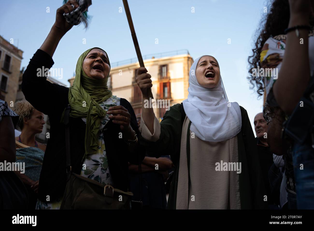 Barcelona, Spanien. Oktober 2023. Muslimische Frauen schreien während einer Demonstration Slogans. Rund 100 Menschen versammelten sich am Sonntag, den 8. Oktober, auf der Plaza Sant Jaume in Barcelona, um palästinensische Rechte zu fordern und die israelische Apartheid zu verurteilen. (Foto: Ximena Borrazas/SOPA Images/SIPA USA) Credit: SIPA USA/Alamy Live News Stockfoto