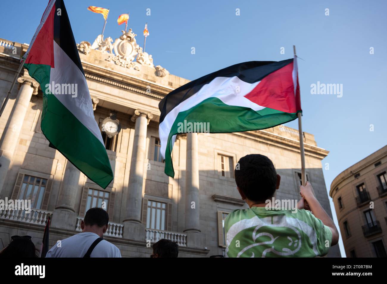 Barcelona, Spanien. Oktober 2023. Ein Kind schwenkt während der Demonstration eine palästinensische Flagge auf der Plaza Sant Jaume. Rund 100 Menschen versammelten sich am Sonntag, den 8. Oktober, auf der Plaza Sant Jaume in Barcelona, um palästinensische Rechte zu fordern und die israelische Apartheid zu verurteilen. (Foto: Ximena Borrazas/SOPA Images/SIPA USA) Credit: SIPA USA/Alamy Live News Stockfoto