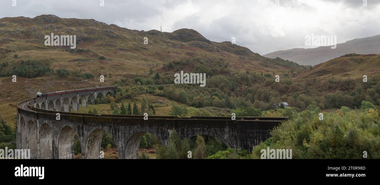 Der Jacobite Train, auch bekannt als Hogwarts Express, fährt über das Glenfinnan Viaduct in Schottland. Stockfoto