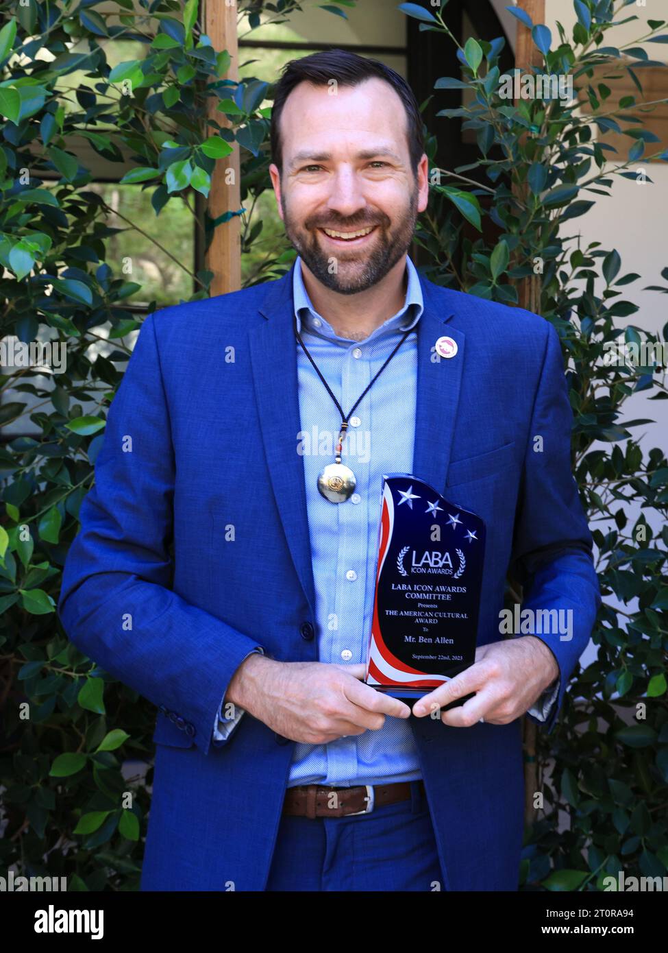 Beverly Hills, Kalifornien, USA. Oktober 2023. Senator Ben Allen mit seinem Los Angeles Beverly Arts (LABA) Icon Award, der ihm am 5. Oktober 2023 bei den Beverly Gardens in Beverly Hills, Kalifornien, verliehen wurde. Quelle: Sheri Determan Stockfoto