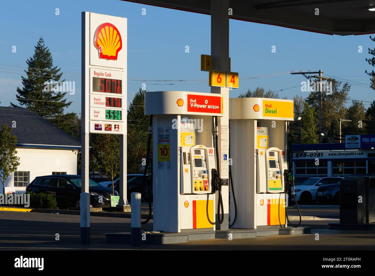 North Bend, WA, USA - 8. Oktober 2023; Shell-Tankstelle mit Gas- und Dieselpumpe mit Preis- und Markenbeschriftung Stockfoto