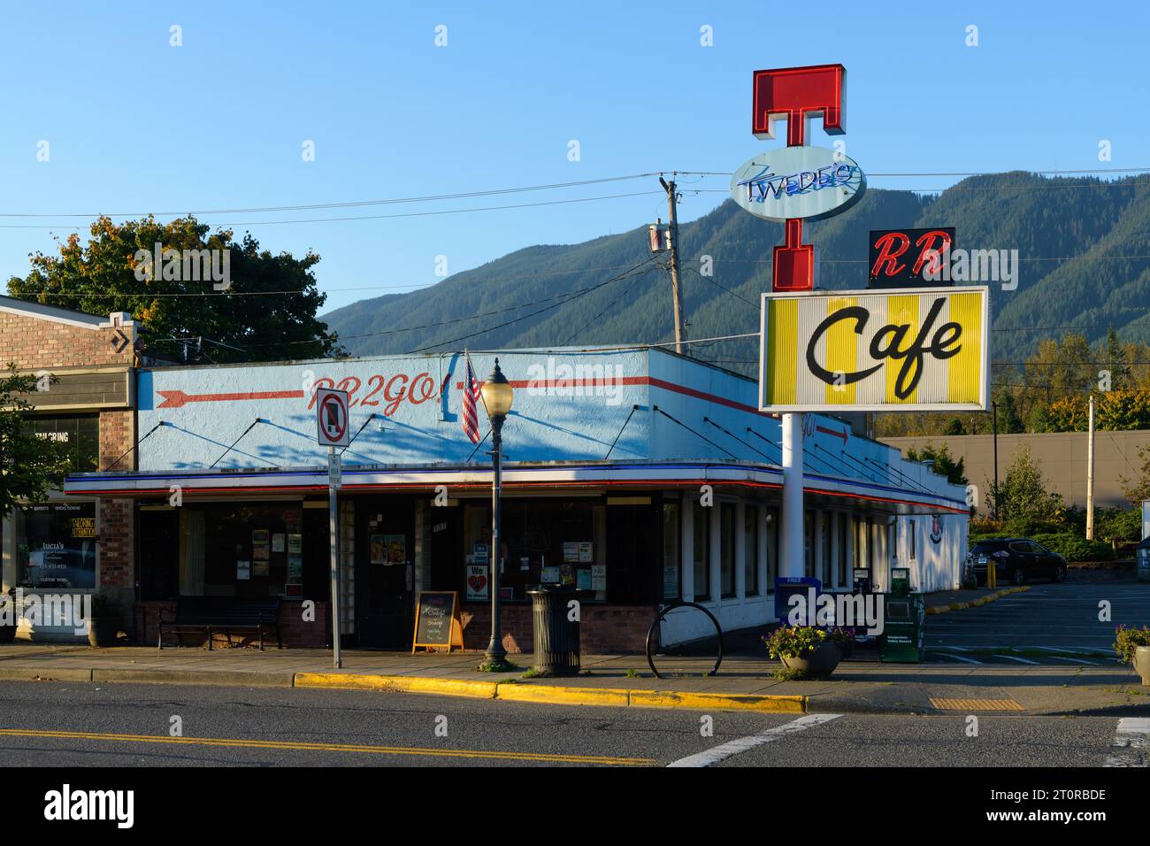 North Bend, WA, USA - 8. Oktober 2023; Twede's Cafe und Double R Diner in North Bend Morning Sunshine Stockfoto