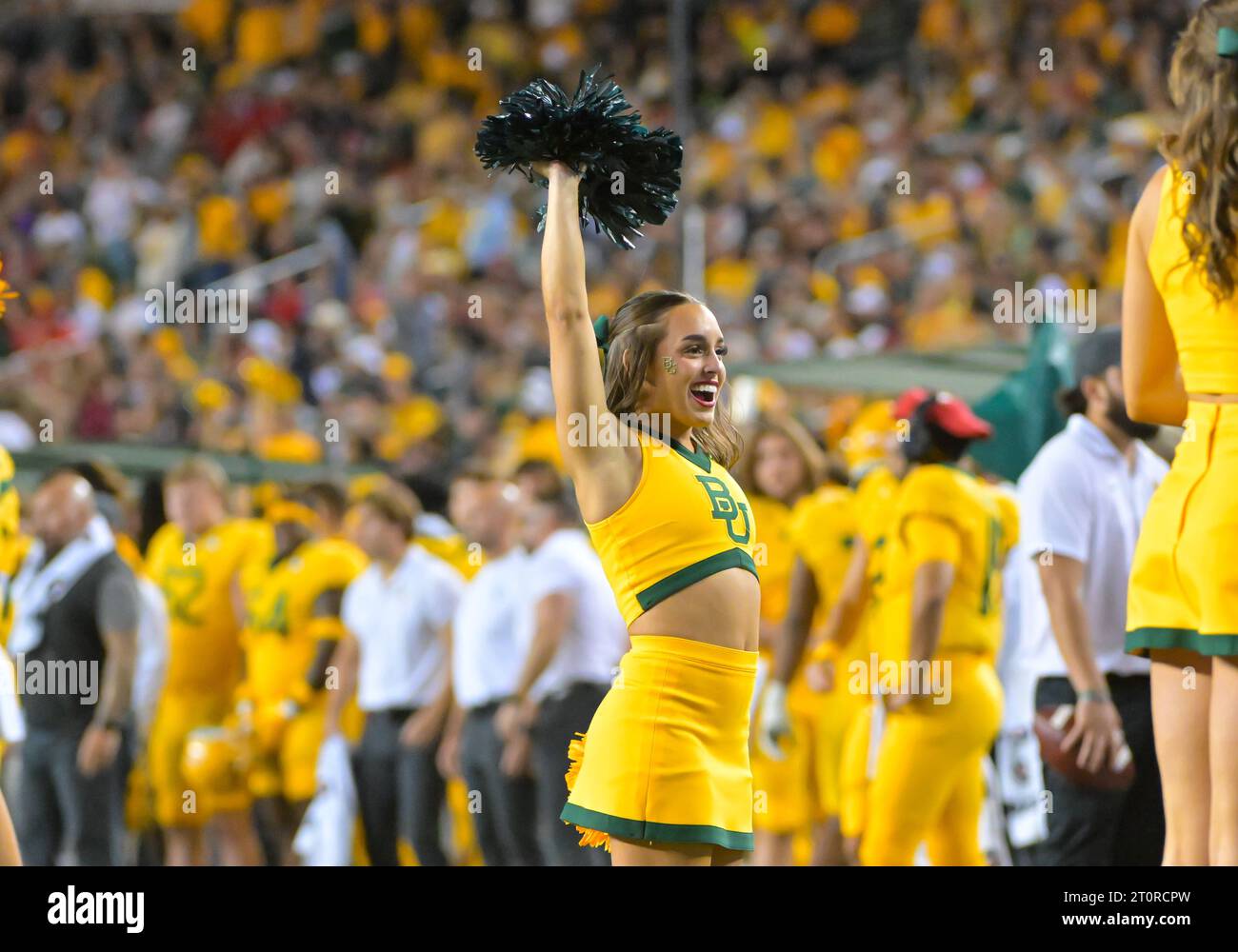 Waco, Texas, USA. Oktober 2023. Baylor Bears Cheerleader während der 1. Hälfte des NCAA Football-Spiels zwischen den Texas Tech Red Raiders und Baylor Bears im McLane Stadium in Waco, Texas. Matthew Lynch/CSM/Alamy Live News Stockfoto