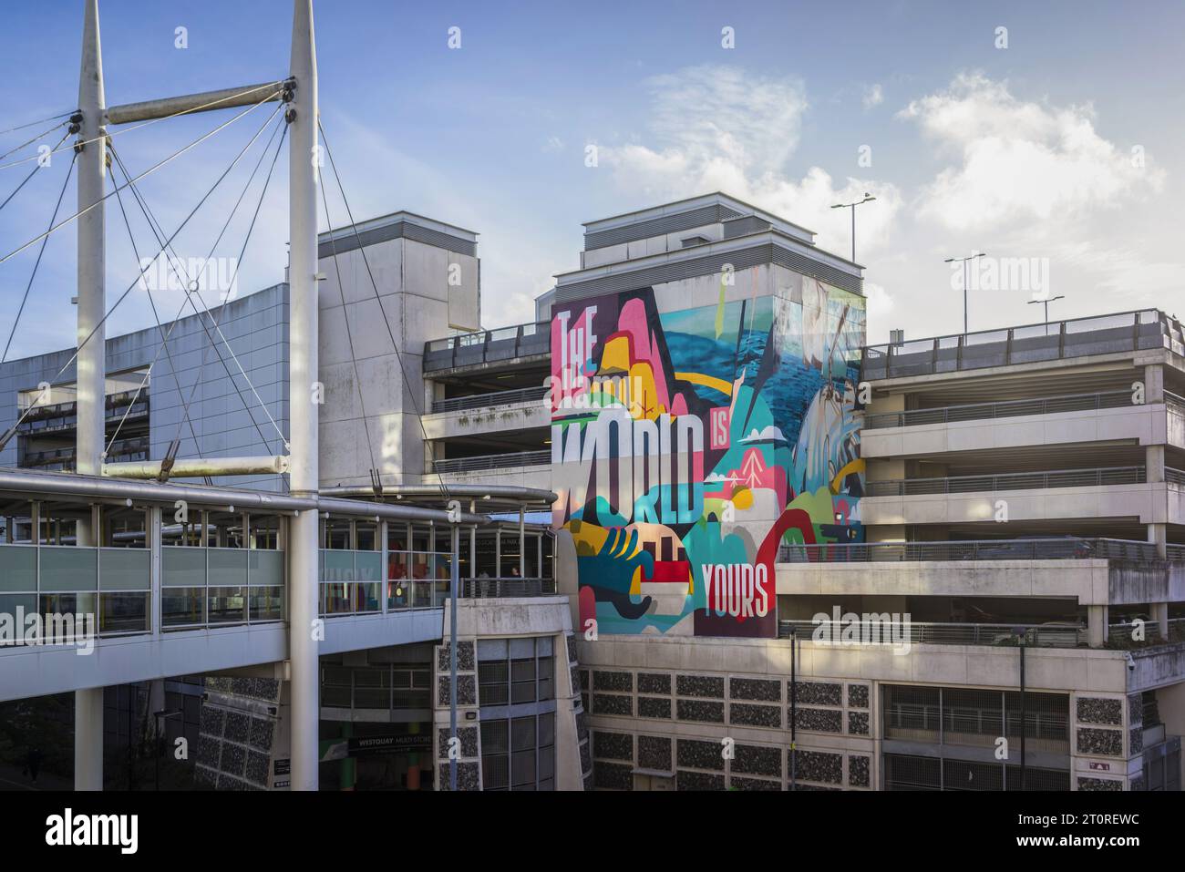 The World is Yours Wandgemälde außerhalb von Westquay im Rahmen des MultiStories-Projekts im September 2023 in Southampton, England, Großbritannien Stockfoto