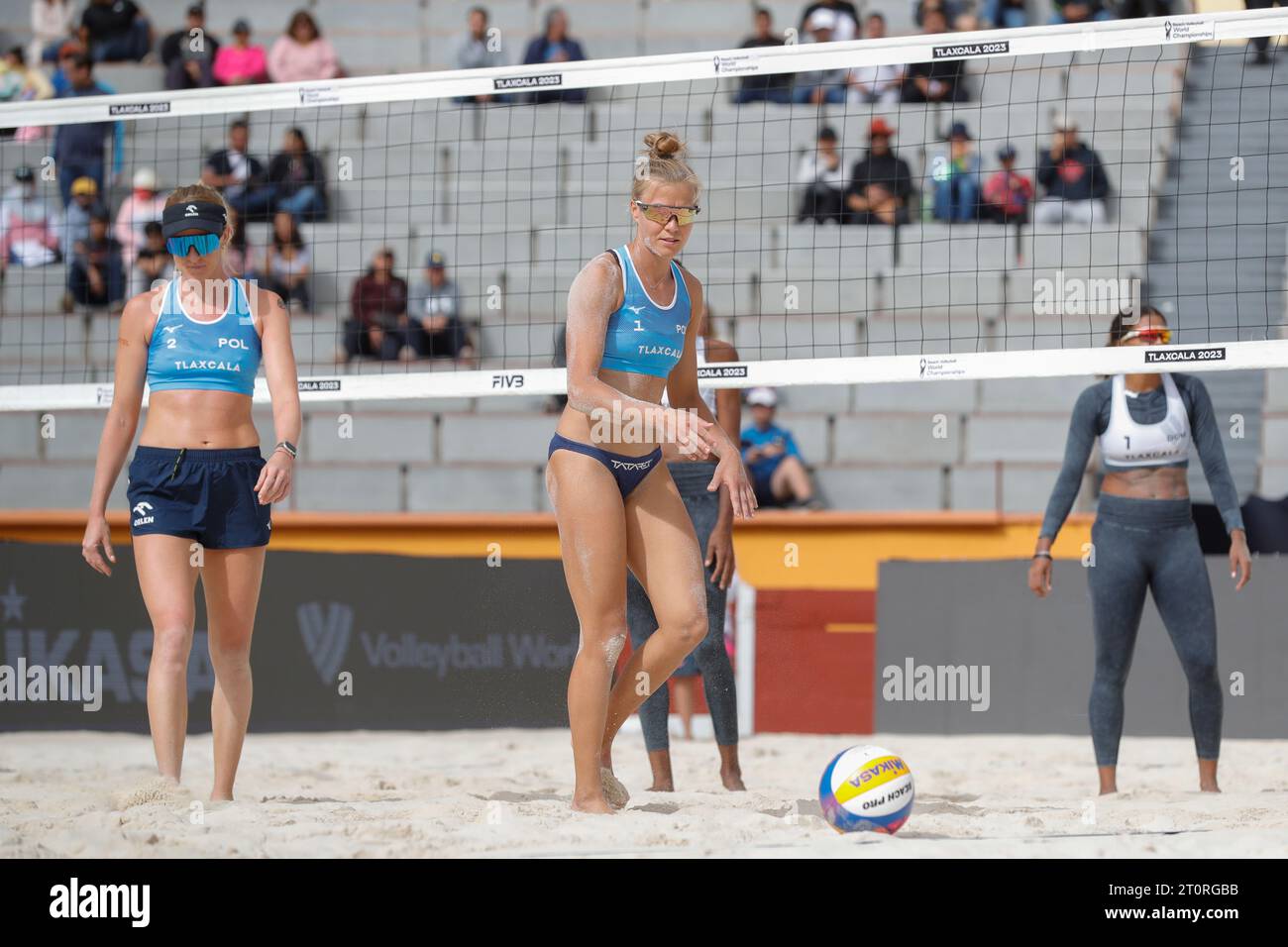 Tlaxcala, Mexiko. Oktober 2023. Oktober 2023. Tlaxcala, Mexiko; Jagoda Gruszczynska und Aleksandra Wachowicz von Polen während des Polens gegen die Dominikanische Republik bei der Beachvolleyball-Weltmeisterschaft, die am 8. Oktober 2023 auf der Apizaco Stierkampfarena ausgetragen wurde. In Tlaxcala Mexico (Foto: Essene Hernandez/Eyepix Group) Credit: Eyepix Group/Alamy Live News Stockfoto