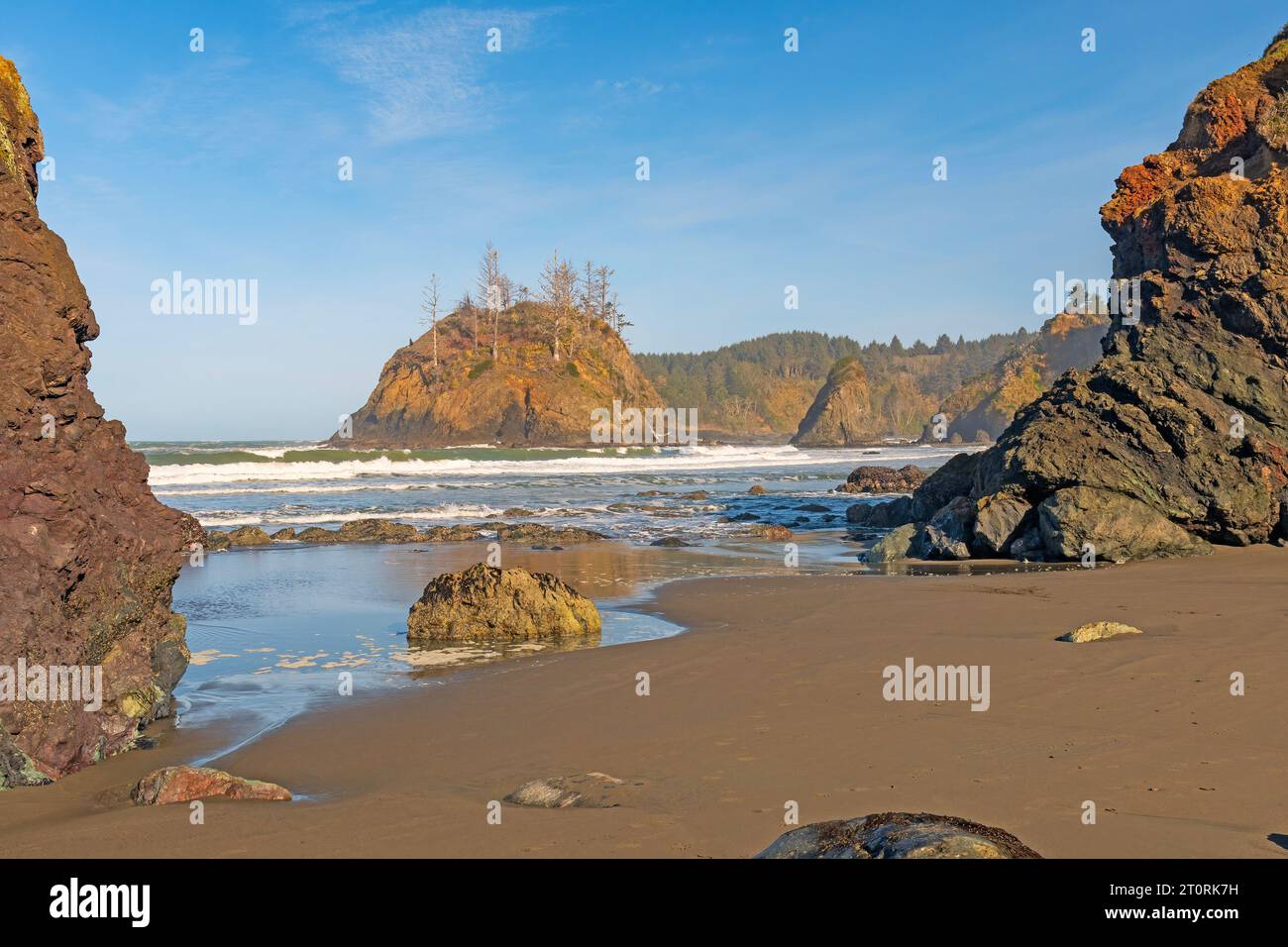 Geschützten Strand zwischen den Felsen am Trinidad State Beach in Kalifornien Stockfoto