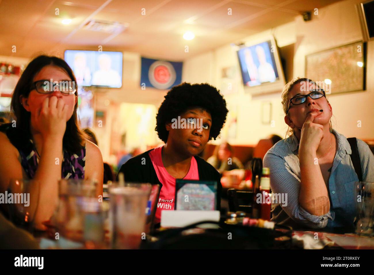 10192016: Bloomington, Indiana. Die Zuschauer hören zu, wie Hillary Clinton sagt, Donald Trump solle während einer von den Monroe County Democrats im Hamburger Restaurant von Opie Taylor organisierten Debattierparty keine Atomgesetze haben. Es war die dritte und letzte Präsidentschaftsdebatte im Jahr 2016, in der der Republikaner Donald Trump gegen die Demokratin Hillary Clinton antrat. Stockfoto