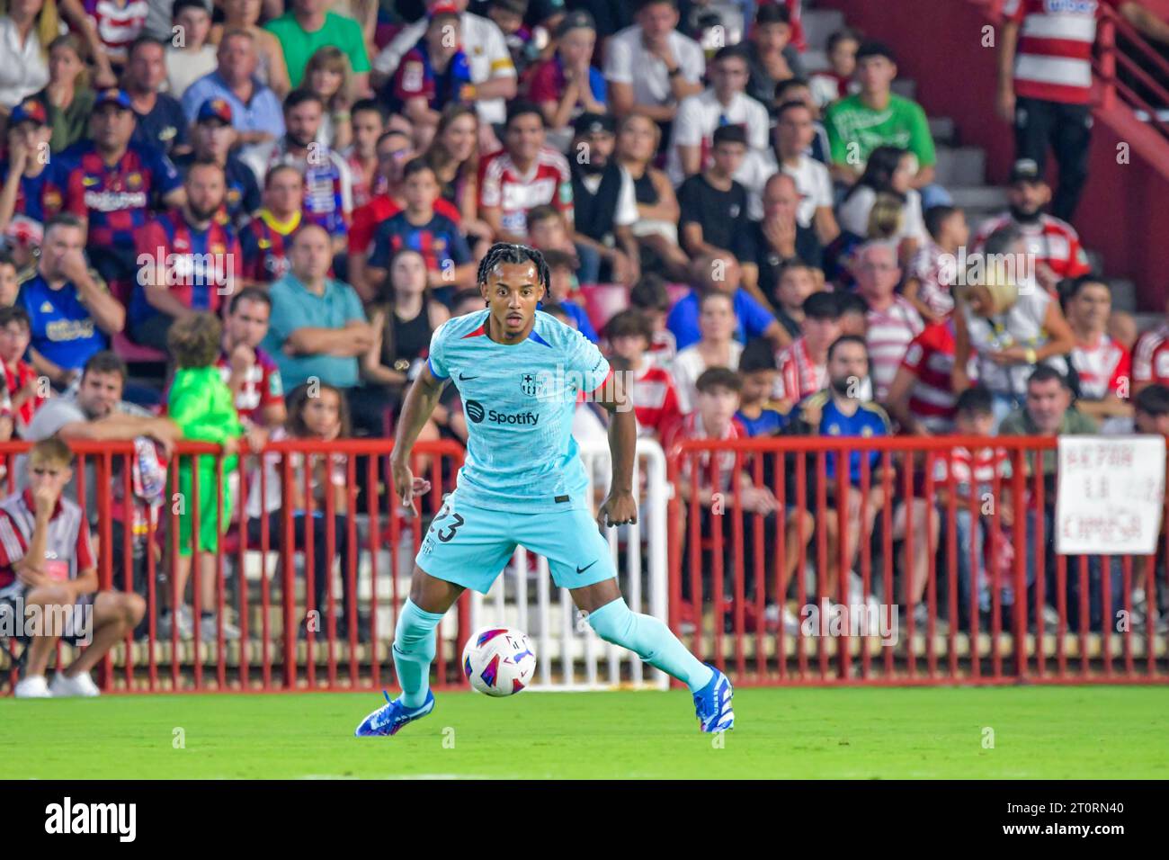 GRANADA, SPANIEN - 8. OKTOBER: Jules Koundé vom FC Barcelona kontrolliert den Ball während des Spiels zwischen Granada CF und FC Barcelona von La Liga EA Sports am 8. Oktober 2023 im Estadio Nuevo Los Carmenes in Granada, Spanien. (Foto: Samuel Carreño) Credit: PX Images/Alamy Live News Stockfoto