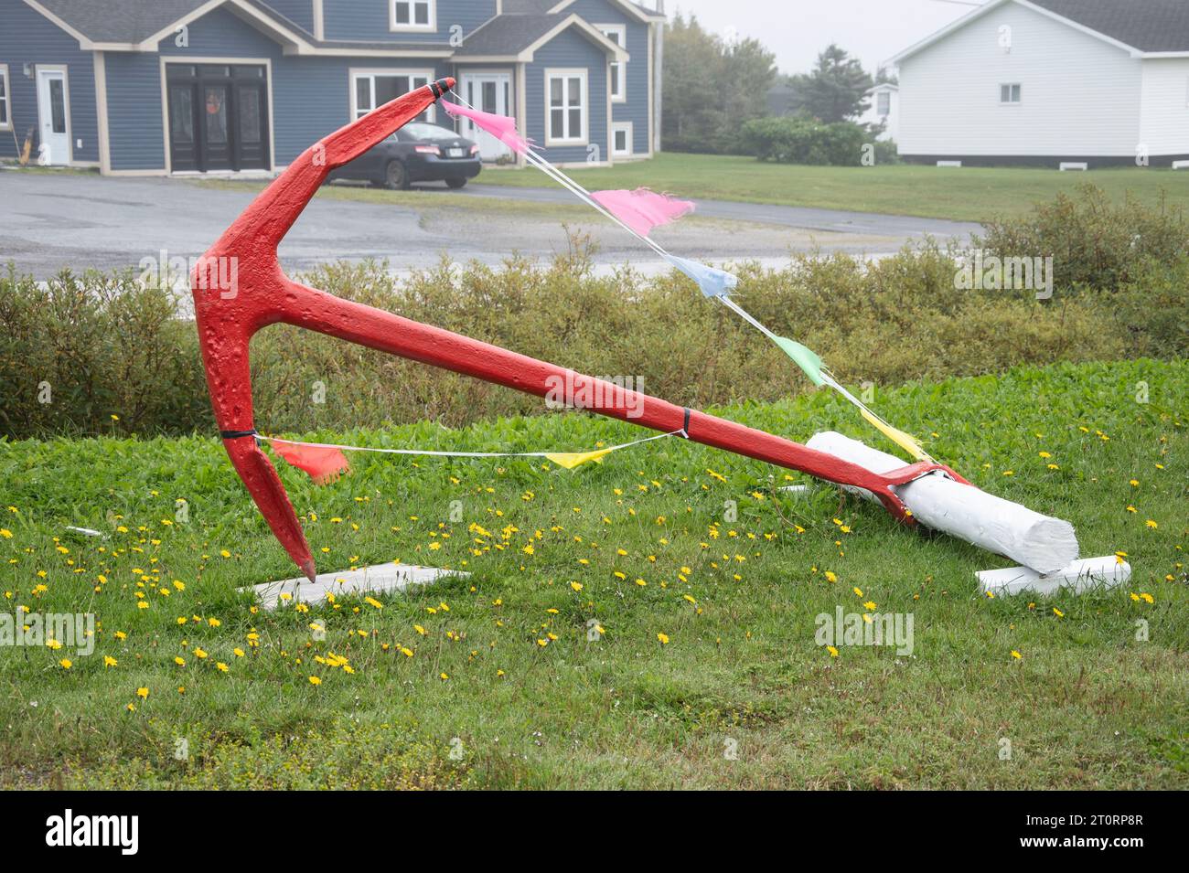 Rotes Boot vor Anker in Saint Lunaire-Griquet, Neufundland & Labrador, Kanada Stockfoto