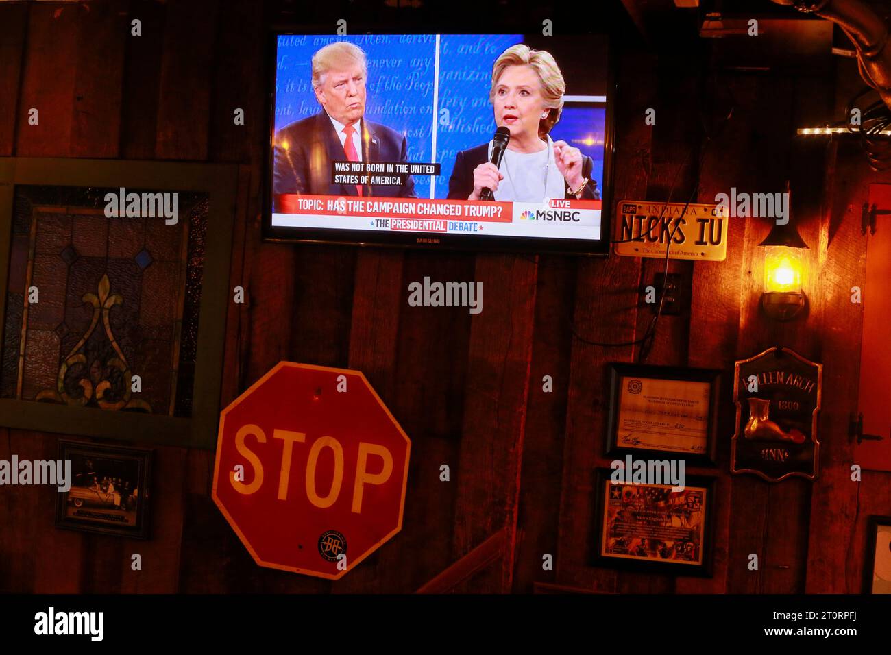100916: In Bloomington, Indiana, USA: Hillary Clinton und Donald Trump werden im Fernsehen bei der zweiten Präsidentschaftswahldebatte 2016 in Nick's English Hut gezeigt. Stockfoto