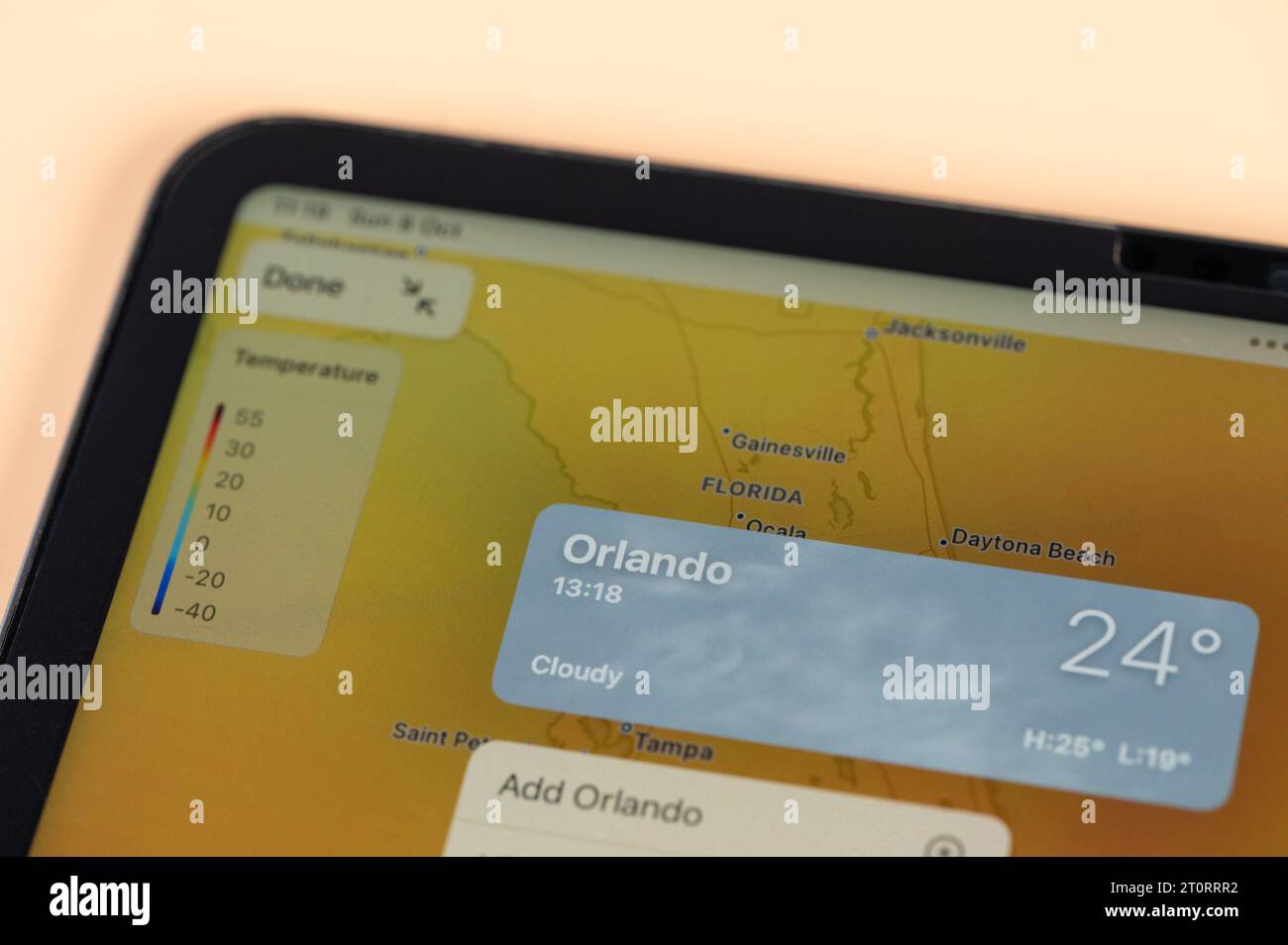 New York, USA - 8. Oktober 2023: Überprüfung der Temperatur in Orlando City mit der Online-App ipad Tablet-Bildschirm Nahansicht Stockfoto