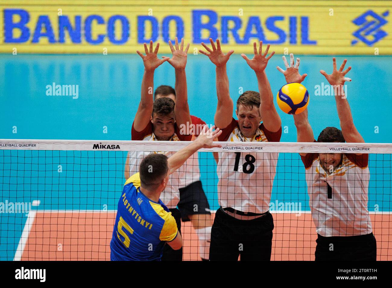 Rio De Janeiro, Brasilien. Oktober 2023. Volleyball, Männer: Olympische Qualifikation, Ukraine - Deutschland; Qualifikation, Gruppe A, Spieltag 7: der ukrainische Oleh Plotnytskyi in Aktion. Quelle: Joao Gabriel Alves/dpa/Alamy Live News Stockfoto