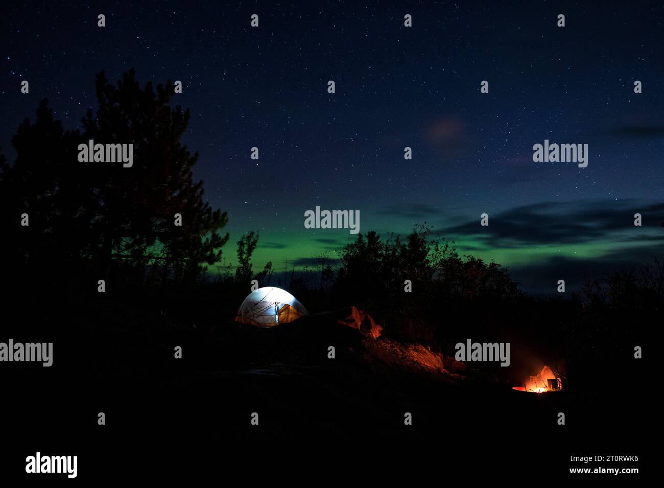 Northern Lights über einem Campingplatz in den Boundary Waters im Norden von Minnesota, USA Stockfoto