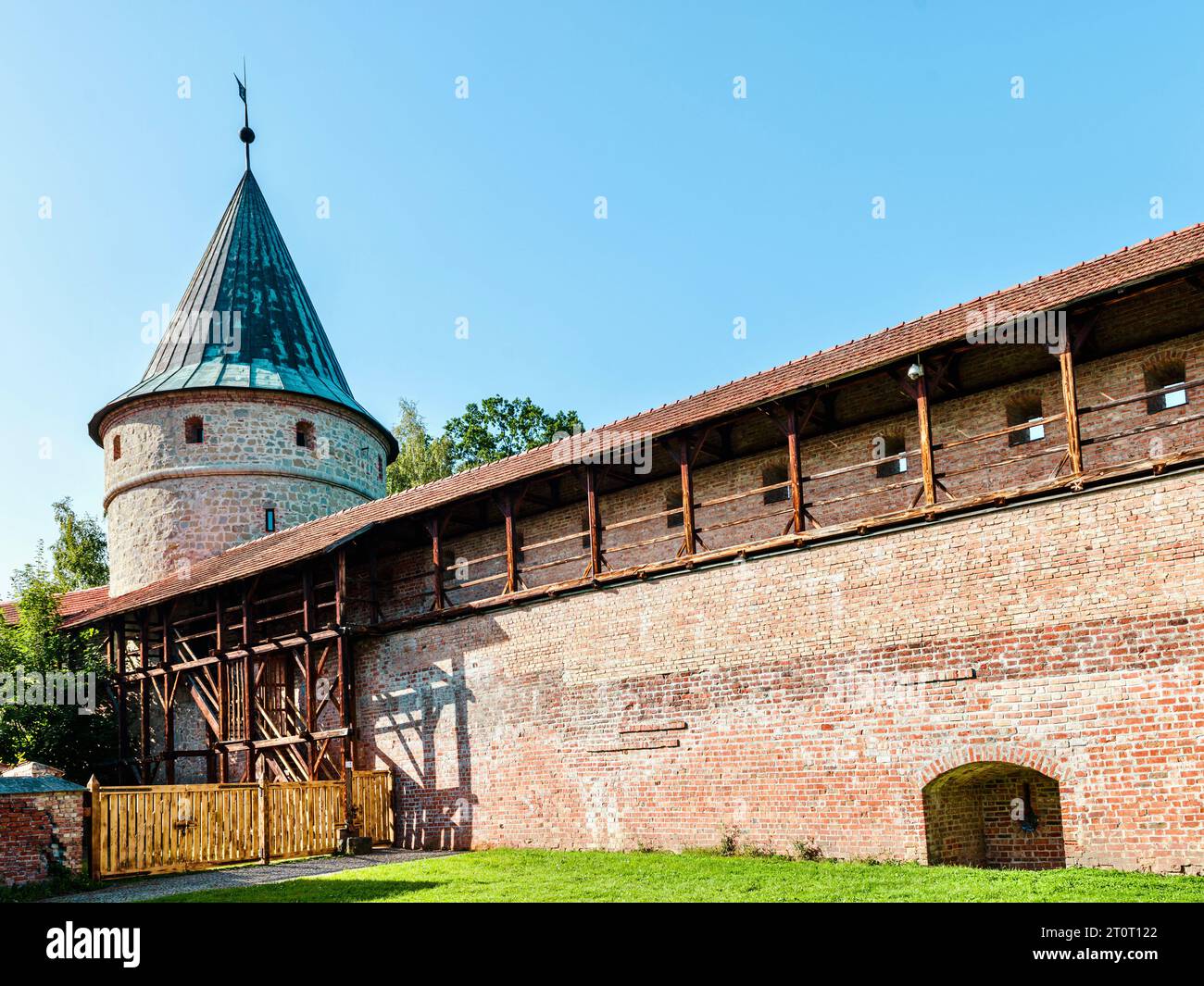 Blick auf den Schmiedeturm, der von hohen Festungsmauern umgeben ist. Der Turm wurde im 14. Jahrhundert errichtet. Das Gebäude beherbergt jetzt eine Art g Stockfoto