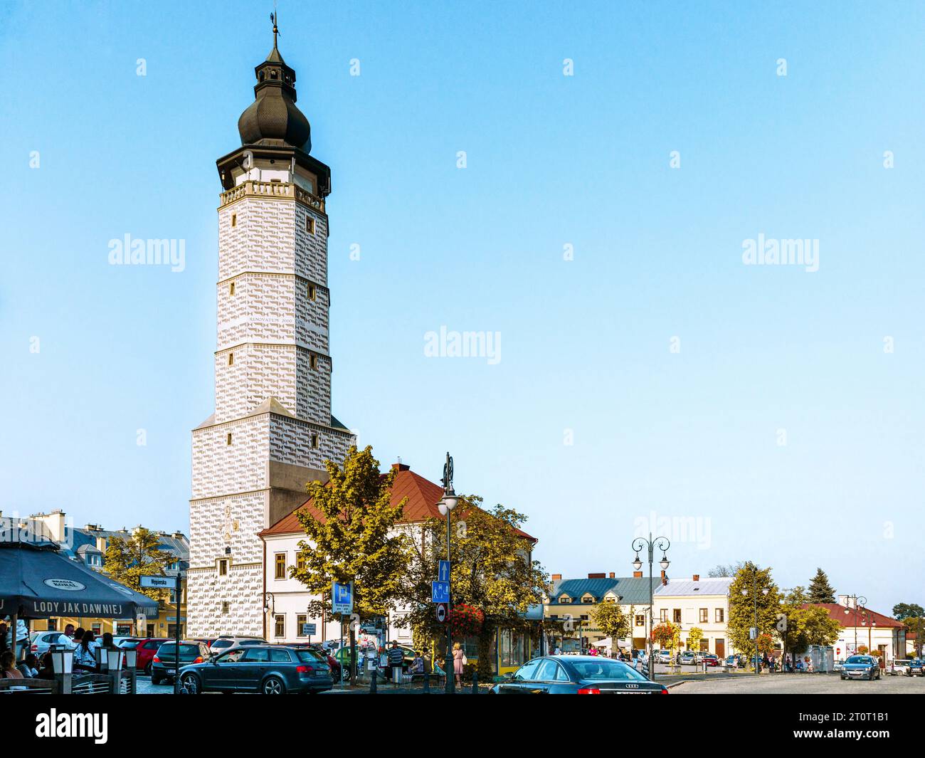 Das Rathaus wurde im 16. Jahrhundert erbaut. Auf der Ostseite befindet sich eine antike Uhr. Es gibt eine Aussichtsplattform auf dem Turm. Stockfoto