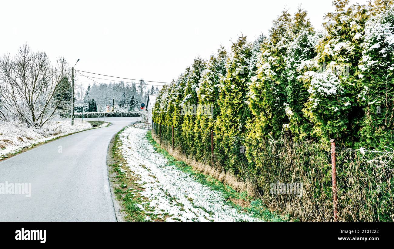 Verschneite Winterstraße in der Landschaft der Woiwodschaft Podkarpackie, Polen. Stockfoto