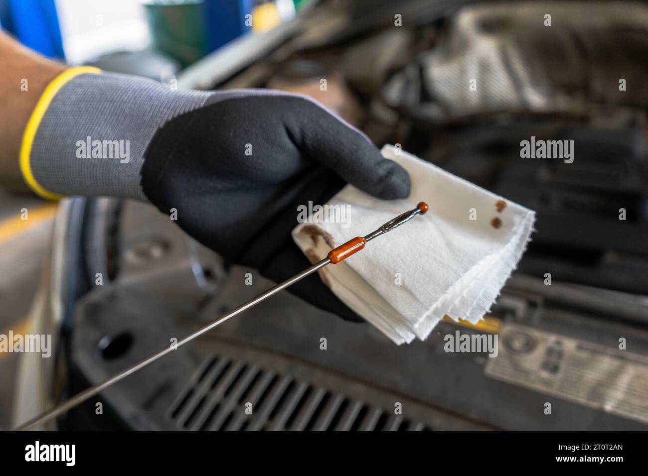 Nahaufnahme eines Wartungswagens – automatischer Ölwechsel, Motorprüfung, Bremsreinigung, Reifenprüfung, Motorprüfung, Prüfung der Motorölbremse Stockfoto
