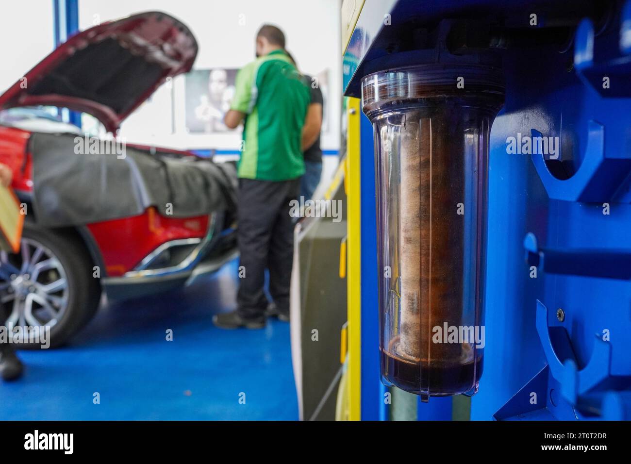 Nahaufnahme eines Wartungswagens – automatischer Ölwechsel, Motorprüfung, Bremsreinigung, Reifenprüfung, Motorprüfung, Prüfung der Motorölbremse Stockfoto