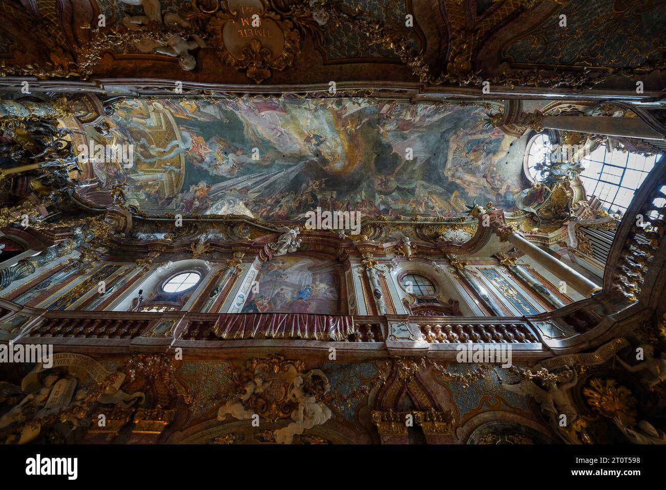 München, Deutschland, EU - 13. September 2023. Im Inneren der Asamkirche, Asamkirche in der Münchner Altstadt. Eine berühmte Kirche im Rokoko-Stil, bekannt für ihre barocke Inneneinrichtung. Stockfoto