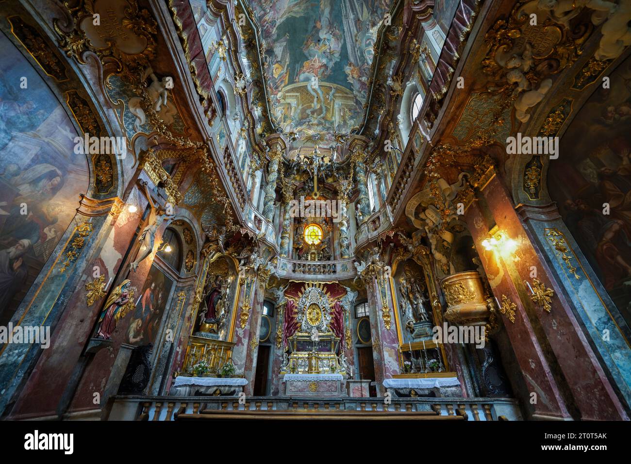 München, Deutschland, EU - 13. September 2023. Im Inneren der Asamkirche, Asamkirche in der Münchner Altstadt. Eine berühmte Kirche im Rokoko-Stil, bekannt für ihre barocke Inneneinrichtung. Stockfoto