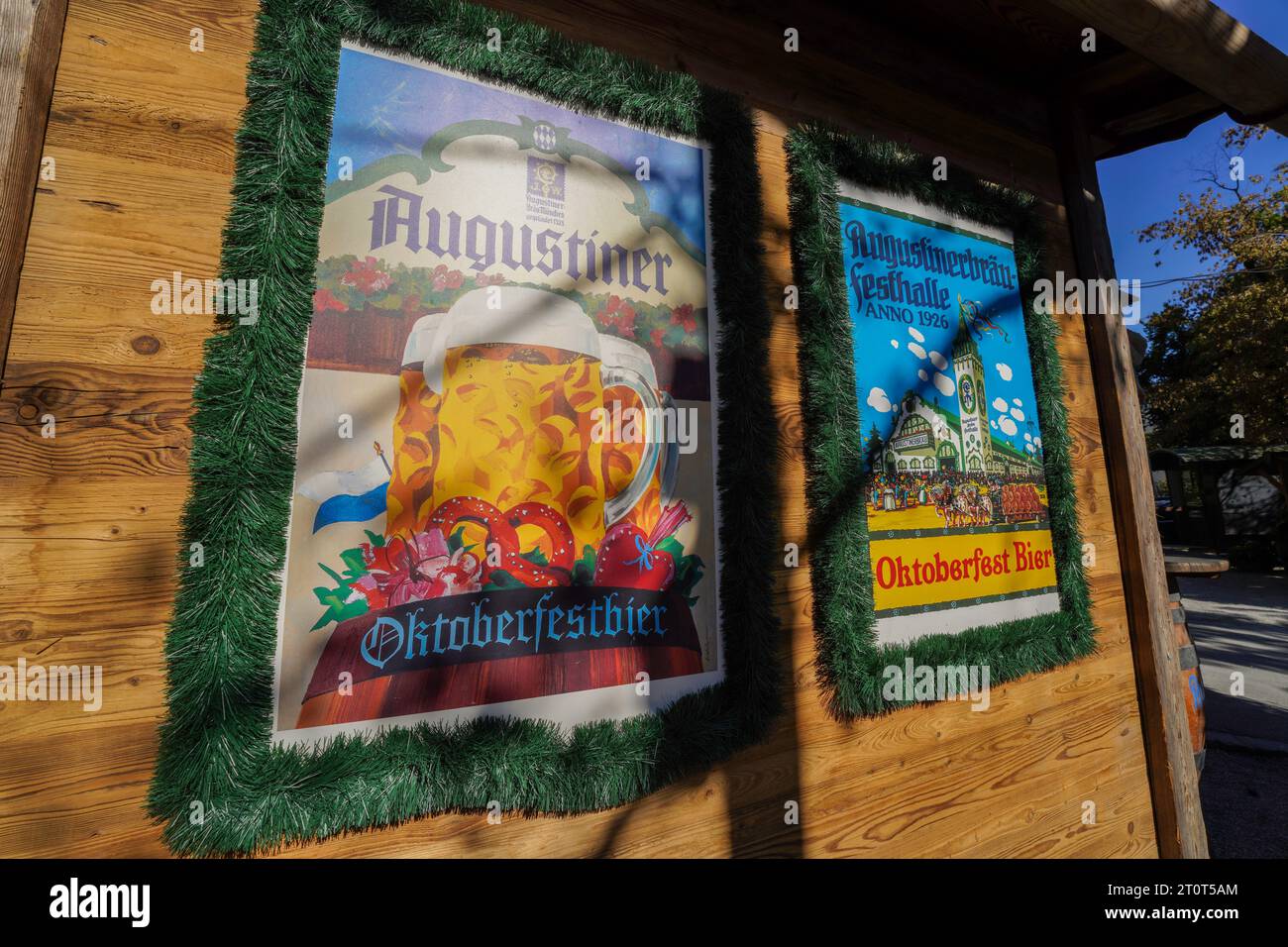 München, Deutschland, EU - 16. September 2023. Augustiner Brauerei Biergarten im Freien während des Oktoberfestes mit nostalgischen und farbenfrohen Oktoberfestschildern, Plakaten Stockfoto