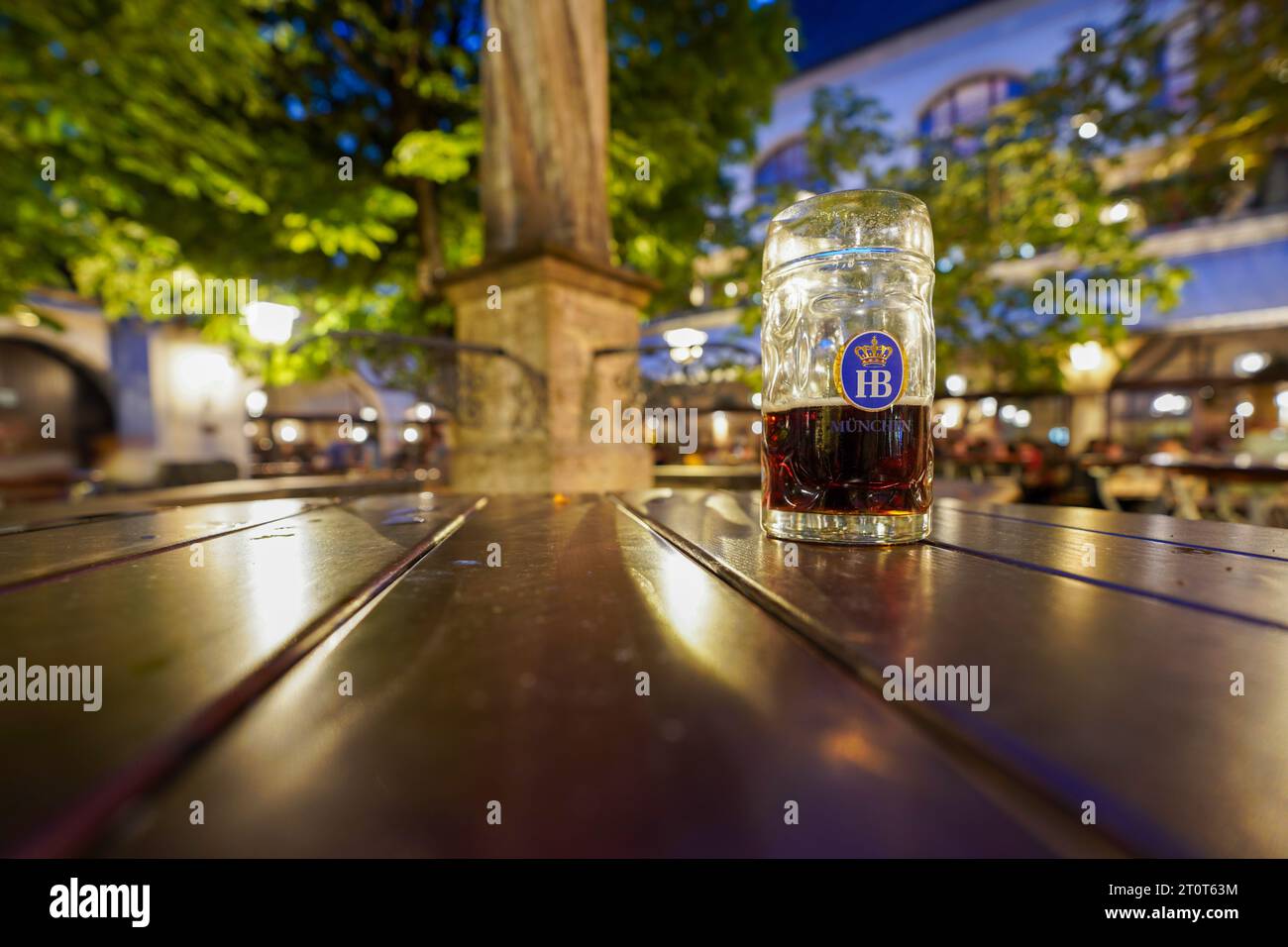 München, Deutschland, EU - 18. September 2023. Hofbrauhaus München Biergarten-Innenhof im Freien während des Oktoberfestes. Hofbräuer-Bier-Liter in einem Bierkrug Bier stein Stockfoto
