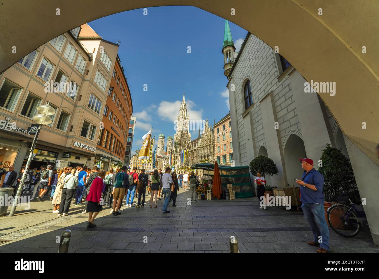 München, Deutschland, EU - 15. September 2023. Münchner Stadtbild mit Spaziergängen auf dem Marienplazplatz mit dem Neuen Rathaus im Hintergrund während des Oktoberfestes. Stockfoto