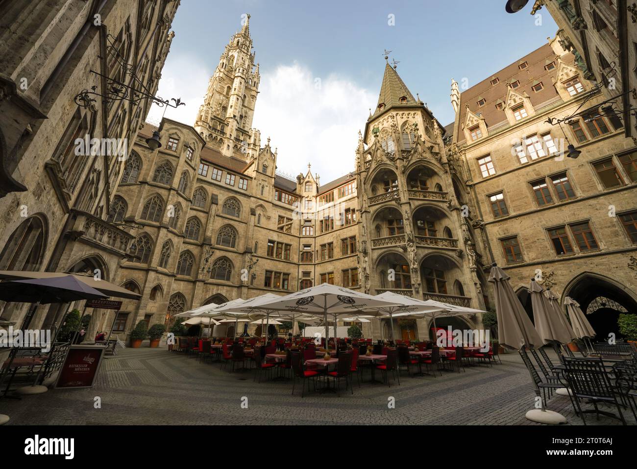 München, Deutschland, Europa - 18. September 2023. Münchner Stadtbild, im Neuen Rathaus, Innenhof des Neuen Rathauses am Marienplatz in der Münchner Altstadt Stockfoto