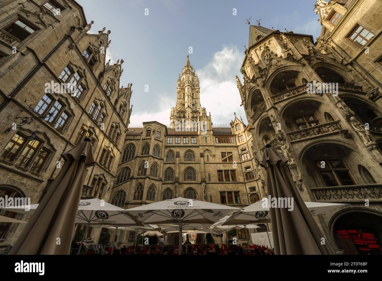 München, Deutschland, EU - 18. September 2023. Im Münchner Neuen Rathaus, Blick auf den Innenhof des Neuen Rathauses am Marienplatz, Münchens Hauptplatz der Altstadt Stockfoto