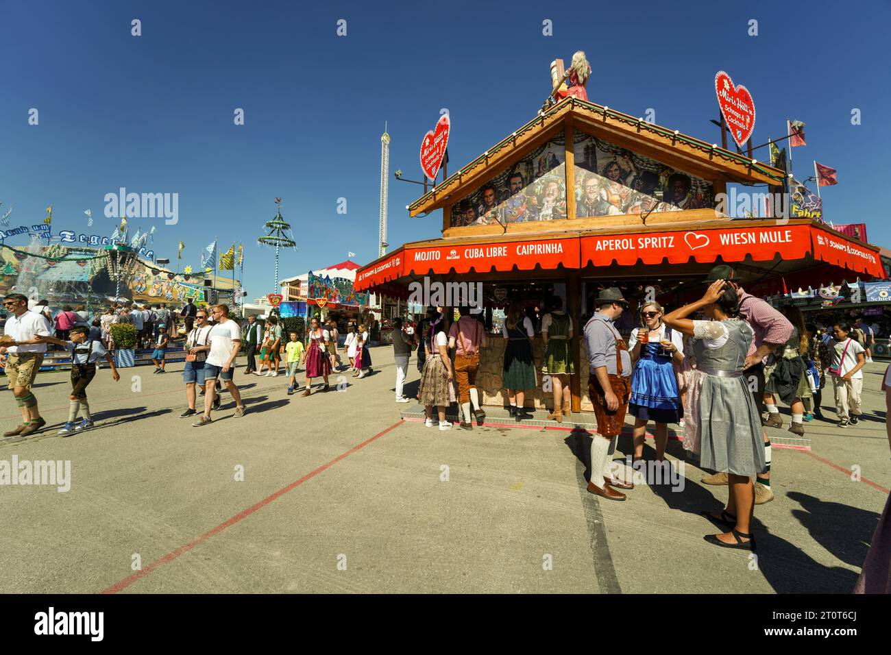 München, Deutschland, Europa - 16. September 2023. Oktoberfest Münchner Bierfest, Menschen in traditioneller bayerischer Kleidung, Dirndls und Lederhosen. Stockfoto