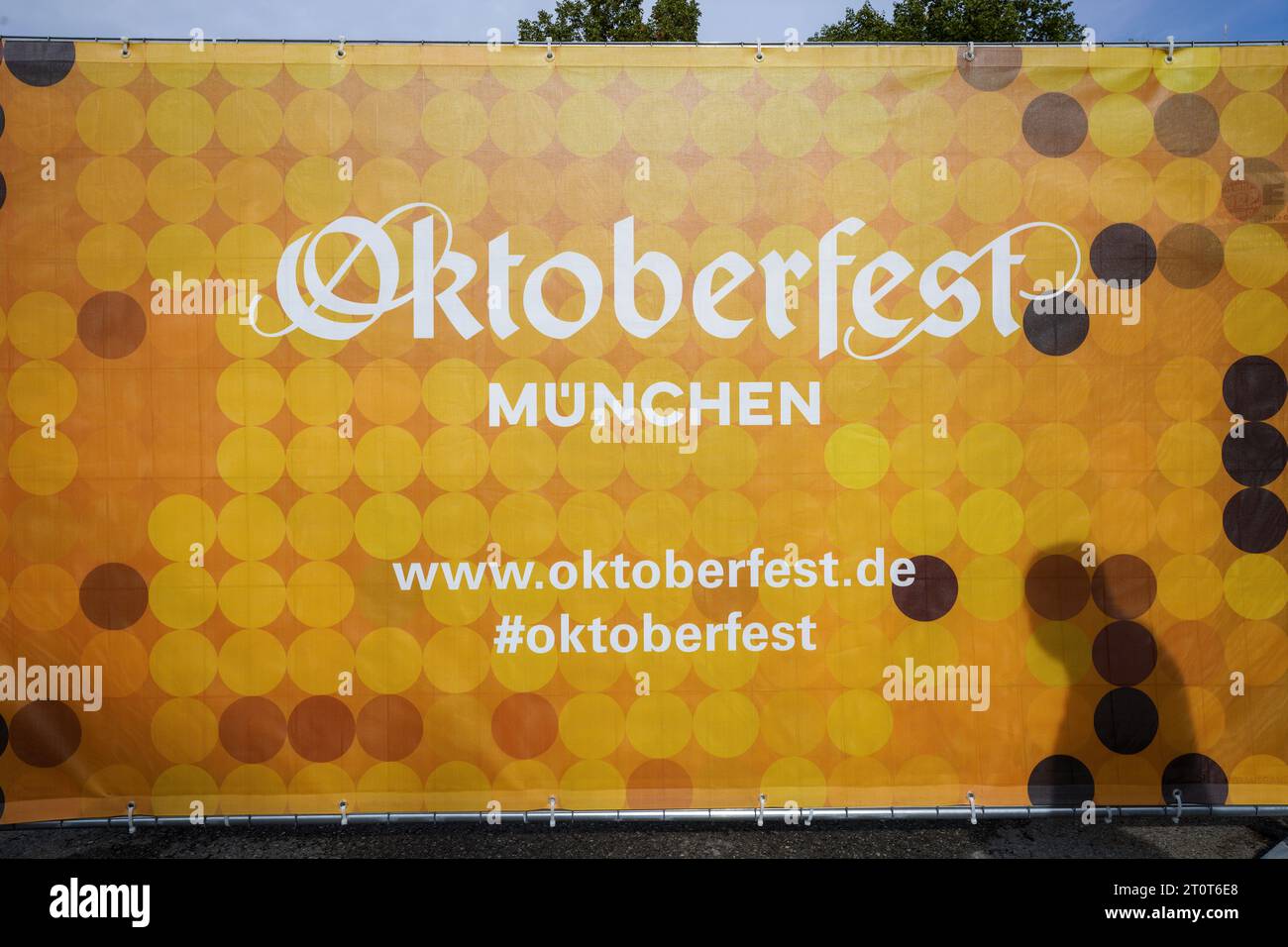 München, Deutschland, EU - 18. September 2023. Beschilderung zum Oktoberfest München Beer Festival, auf dem Messegelände. Schild „Oktoberfest München“. Stockfoto