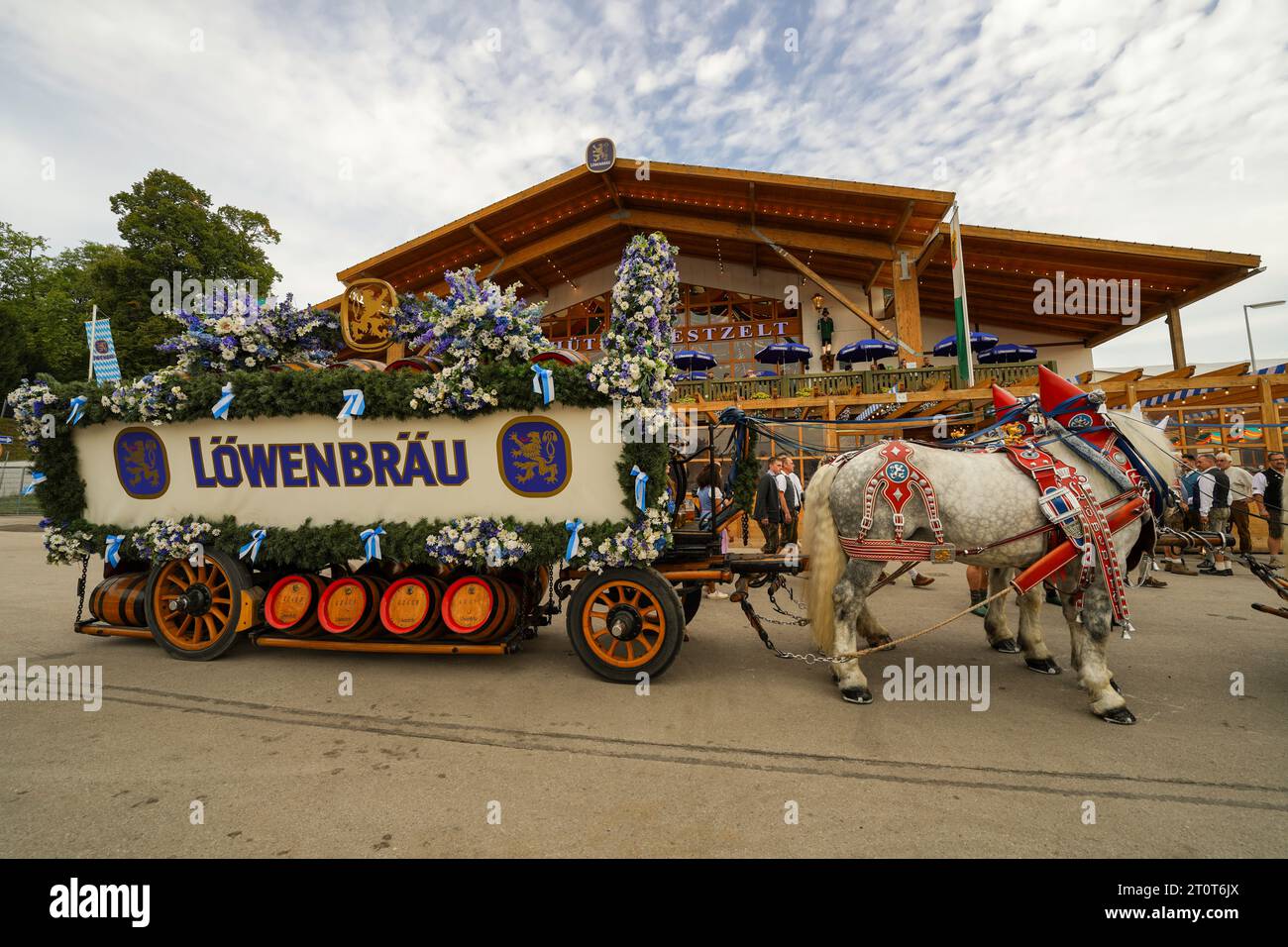 München, Deutschland, EU - 18. September 2023. Oktoberfest Schützen-Festzelt Bierzelthalle mit Pferdekutsche Bierfass Paradewagen, Zuschauer. Stockfoto