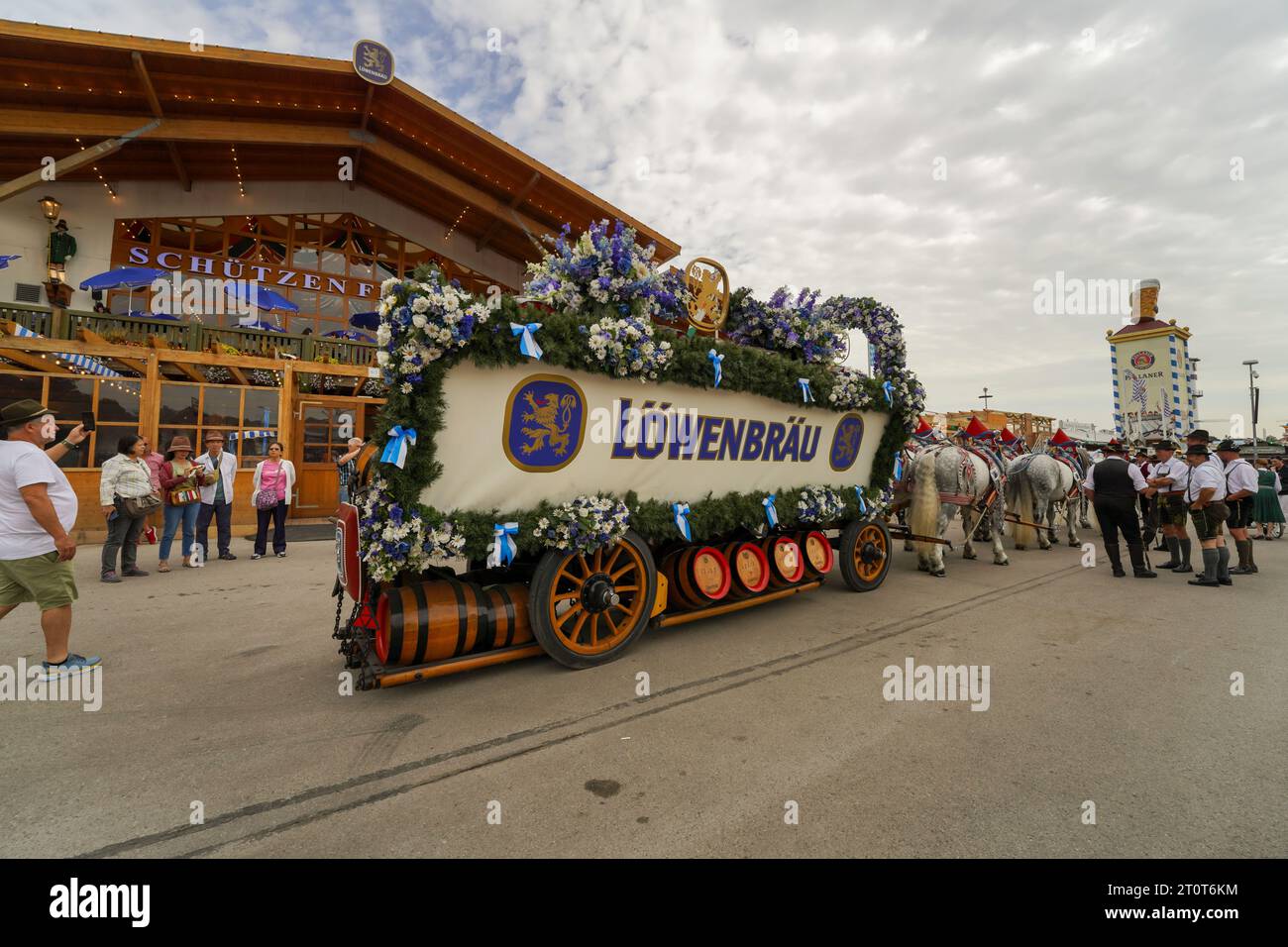 München, Deutschland, EU - 18. September 2023. Oktoberfest Schützen-Festzelt mit Pferdekutsche Bierfässer Paradewagen, Zuschauer. Stockfoto
