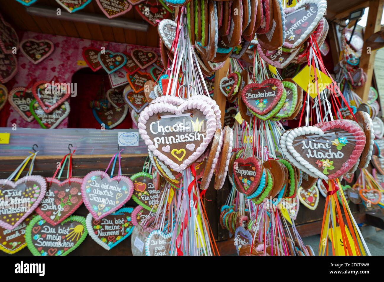 München, Deutschland, EU - 18. September 2023. Traditionelle deutsche Lebkuchenkekse in Herzform, Lebkuchenkuchen mit Glasur, auf dem Oktoberfest. Stockfoto
