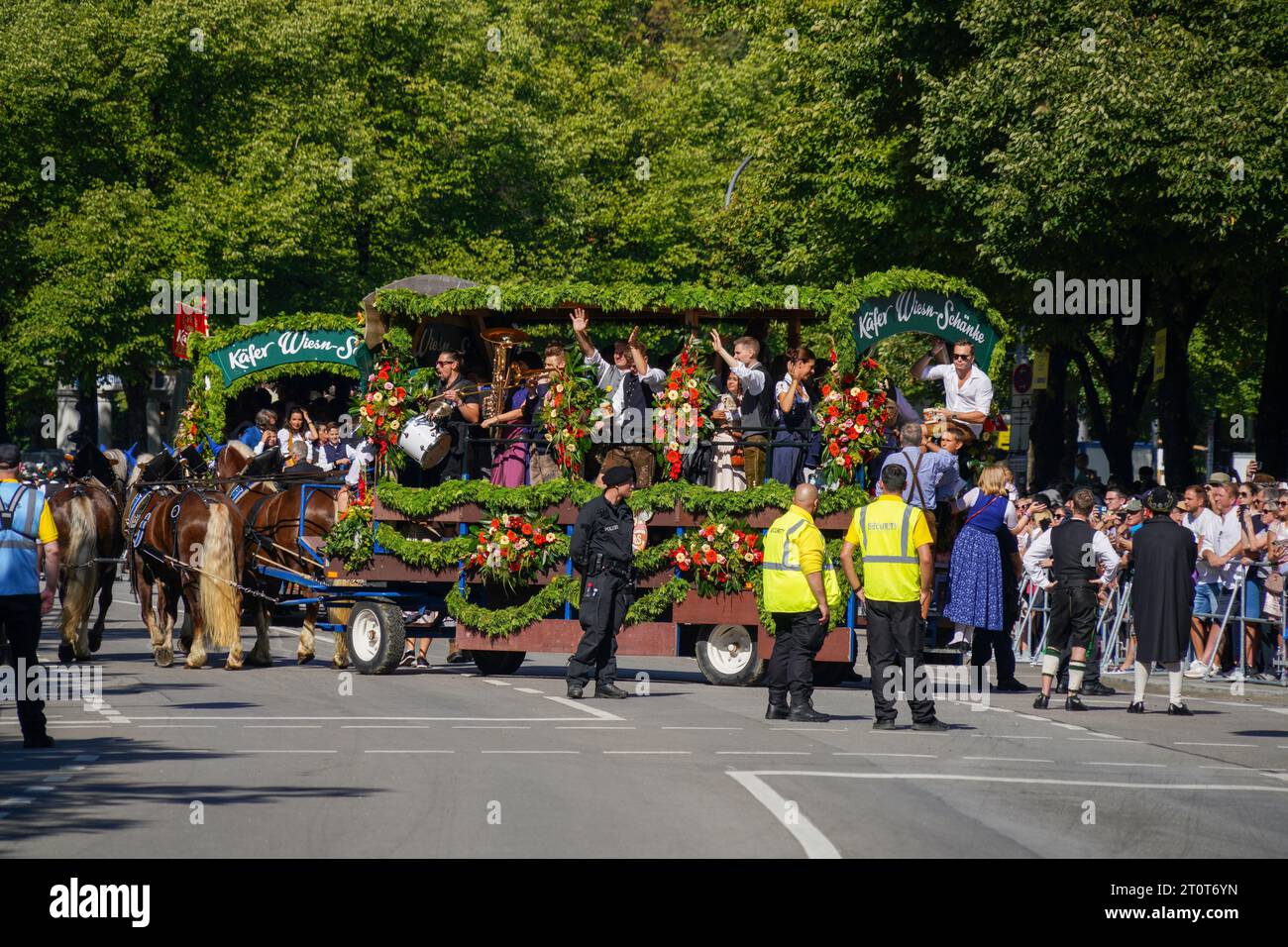 München, Deutschland, EU - 16. September 2023. Oktoberfestparade in München mit Wagen, Zuschauern in traditioneller deutscher Kleidung, Dirndls und Lederhosen. Stockfoto