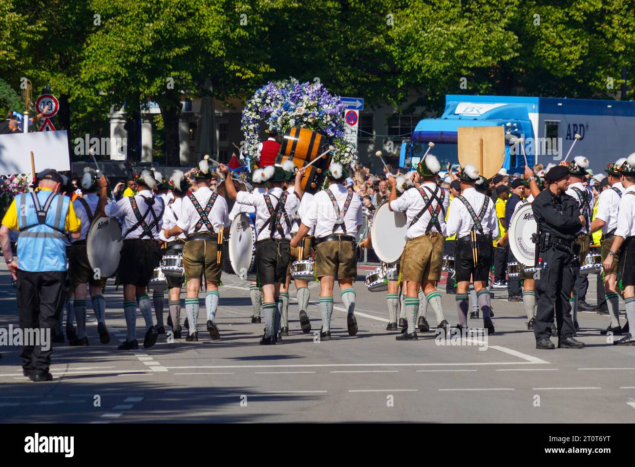 München, Deutschland, EU - 16. September 2023. Oktoberfest-Parade in München mit Wagen, Bands in traditioneller deutscher Kleidung, Dirndls und Lederhosen. Stockfoto