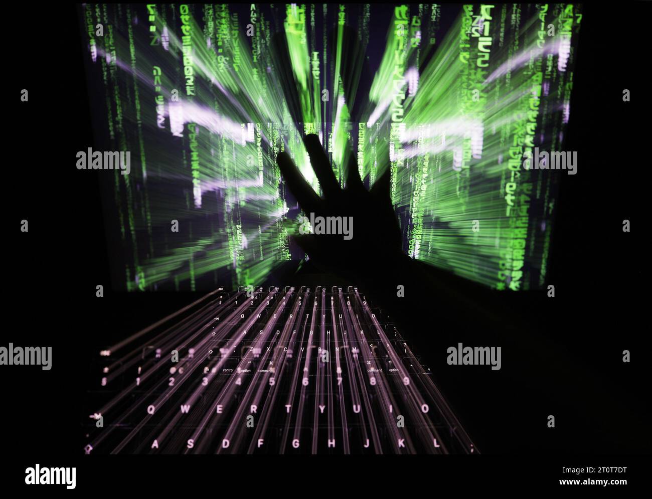 Dateifoto vom 30/11/16, ein Serienfoto eines Zoomers, der den Bildschirm eines Laptops berührt und einen „Matrix“-Bildschirmschoner anzeigt, in London. Die neue nationale Exascale-Computeranlage ist so gebaut, dass sie hochkomplexe Funktionen mit höherer Geschwindigkeit und Präzision ausführen kann, sodass Forscher ihre Arbeit beschleunigen können. Man hofft, dass der Supercomputer Fortschritte in Bereichen wie der Kernfusion beschleunigen wird, um saubere, kohlenstoffarme Energie zu erzeugen. Das System wird an der Universität Edinburgh gehostet und kann komplexe Workloads ausführen und gleichzeitig die Forschung im Bereich KI-Sicherheit und -Entwicklung unterstützen. Ausgabedatum: Montag Oktober Stockfoto