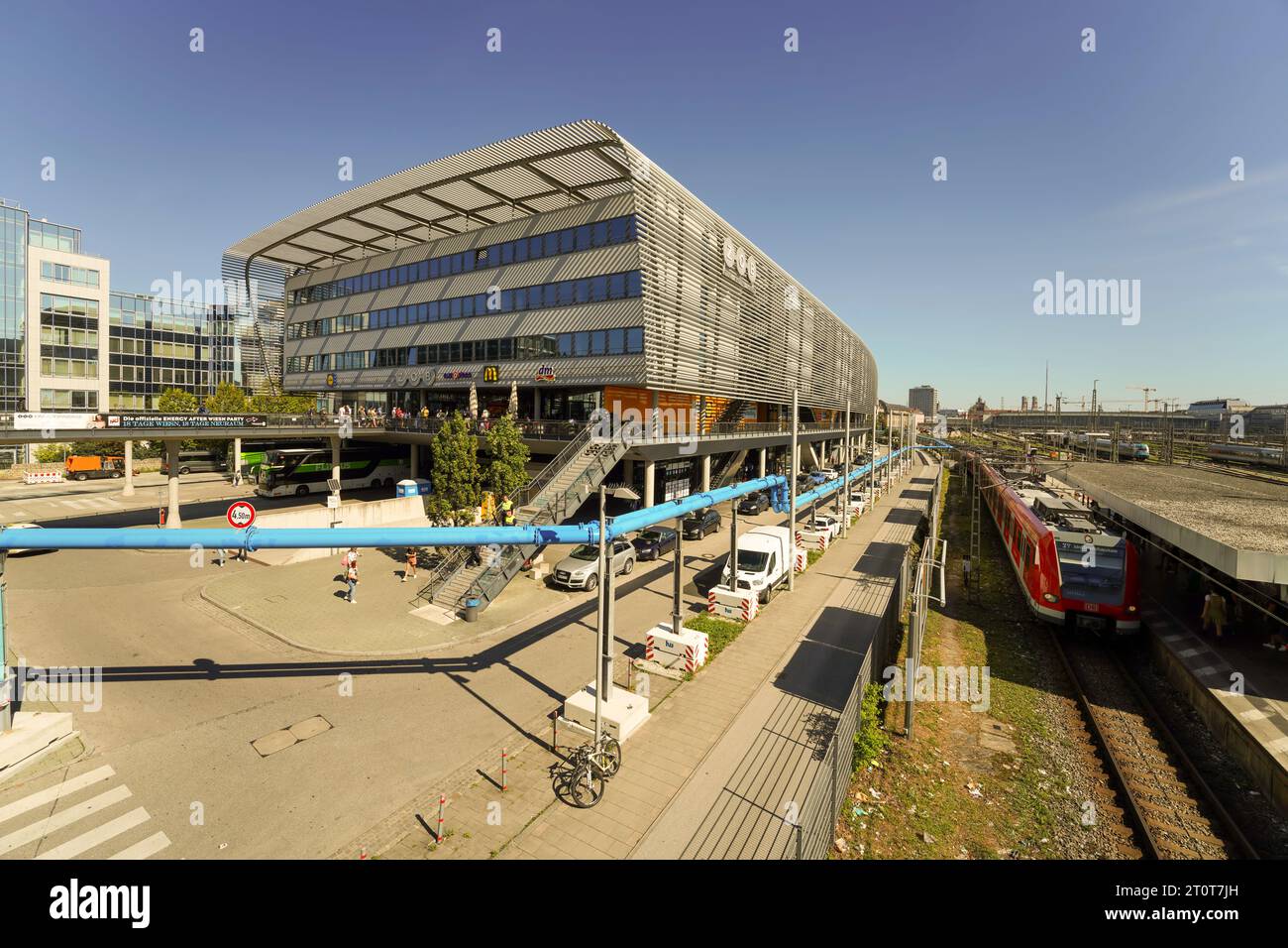 München, Deutschland, Europa - 16. September 2023. Außerhalb des geschäftigen ZOB Central Bus Station mit Zug- und Bahngleisen, dem S-Bahnhof. Stockfoto