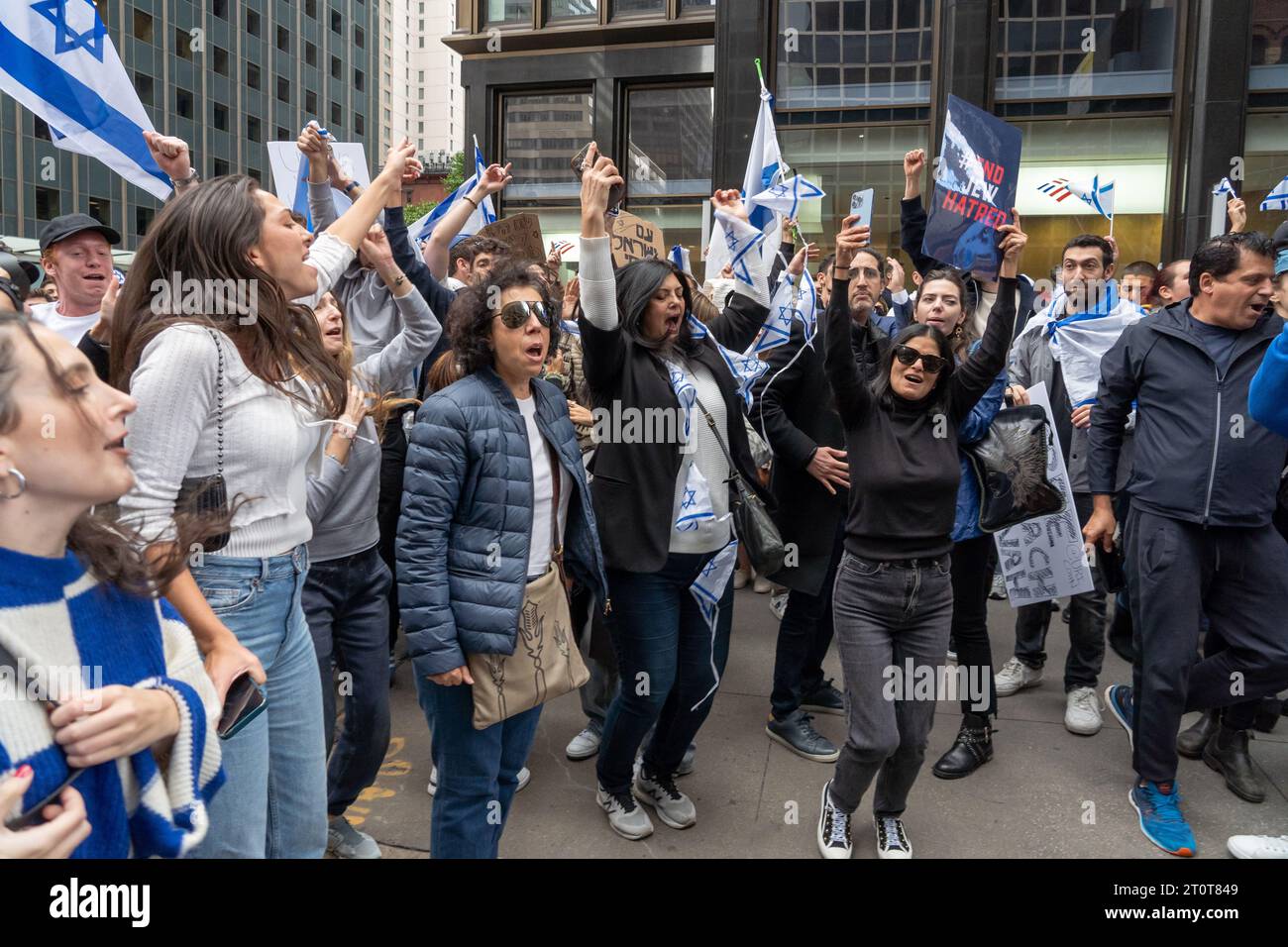 Menschen protestieren gegen Israel in der Nähe des israelischen Konsulats in New York City. Am 7. Oktober startete die militante palästinensische Gruppe Hamas von Gaza aus einen Überraschungsangriff auf Israel zu Land, zu Wasser und in der Luft, bei dem über 700 Menschen getötet und mehr als 2000 verletzt wurden. Berichten zufolge wurden auch 130 israelische Soldaten und Zivilisten von der Hamas entführt und nach Gaza gebracht. Der Angriff führte zu einer Kriegserklärung des israelischen Ministerpräsidenten Benjamin Netanjahu und zu anhaltenden Vergeltungsangriffen Israels auf Gaza, bei denen Hunderte von Menschen getötet wurden. Stockfoto