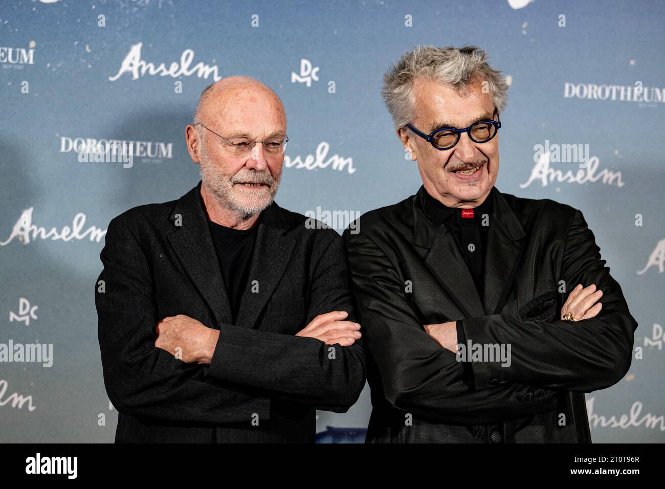 Berlin, Deutschland. Oktober 2023. Anselm Kiefer (l), Künstler, und Wim Wenders, Regisseur, stehen auf dem Roten Teppich bei der deutschen Premiere des Films 'Anselm - das Rauschen der Zeit'. Quelle: Fabian Sommer/dpa/Alamy Live News Stockfoto
