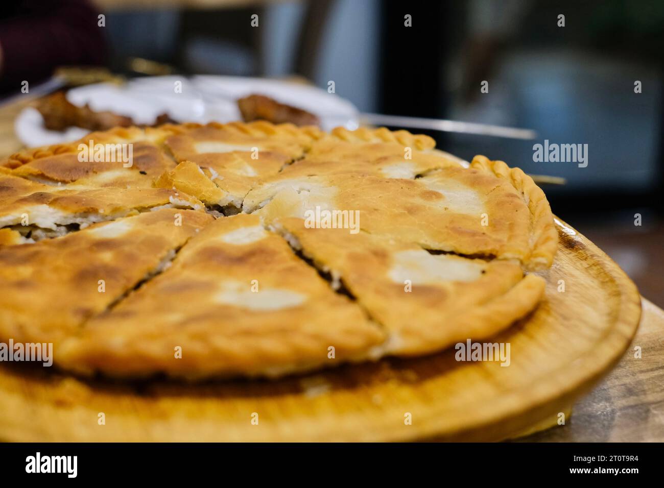 Goshnan, oder Gosh-Naan, ein traditioneller uigurischer Kuchen gefüllt mit gewürztem Hackfleisch (Rindfleisch und Lamm) und Zwiebeln im Apandim Uyghur Restaurant in Sydney Stockfoto