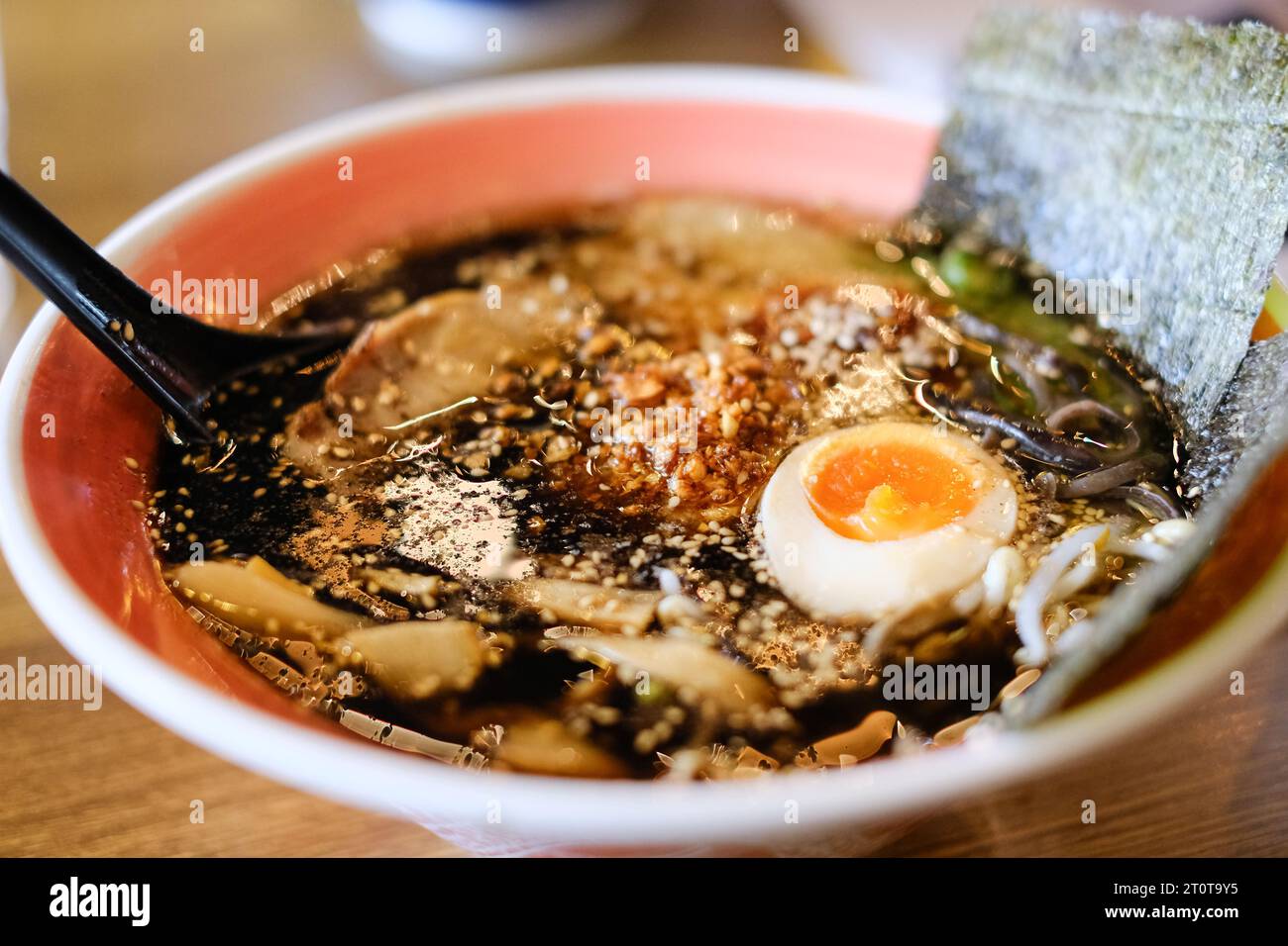 Eine Schüssel Tonkotsu-Ramen mit schwarzem Knoblauchöl, gegrillten Chashu-Scheiben, Bambussprossen und weichgekochtem Ei im japanischen Restaurant Mikazuki in Sydney Stockfoto